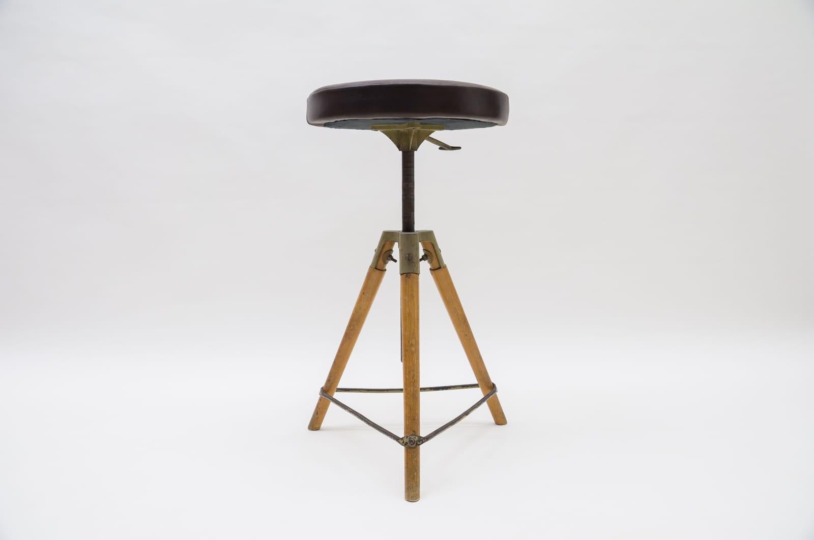 Mid-Century Modern Adjustable Swiss Stool in Leather Metal and Wood, 1940s/50s In Good Condition For Sale In Nürnberg, Bayern