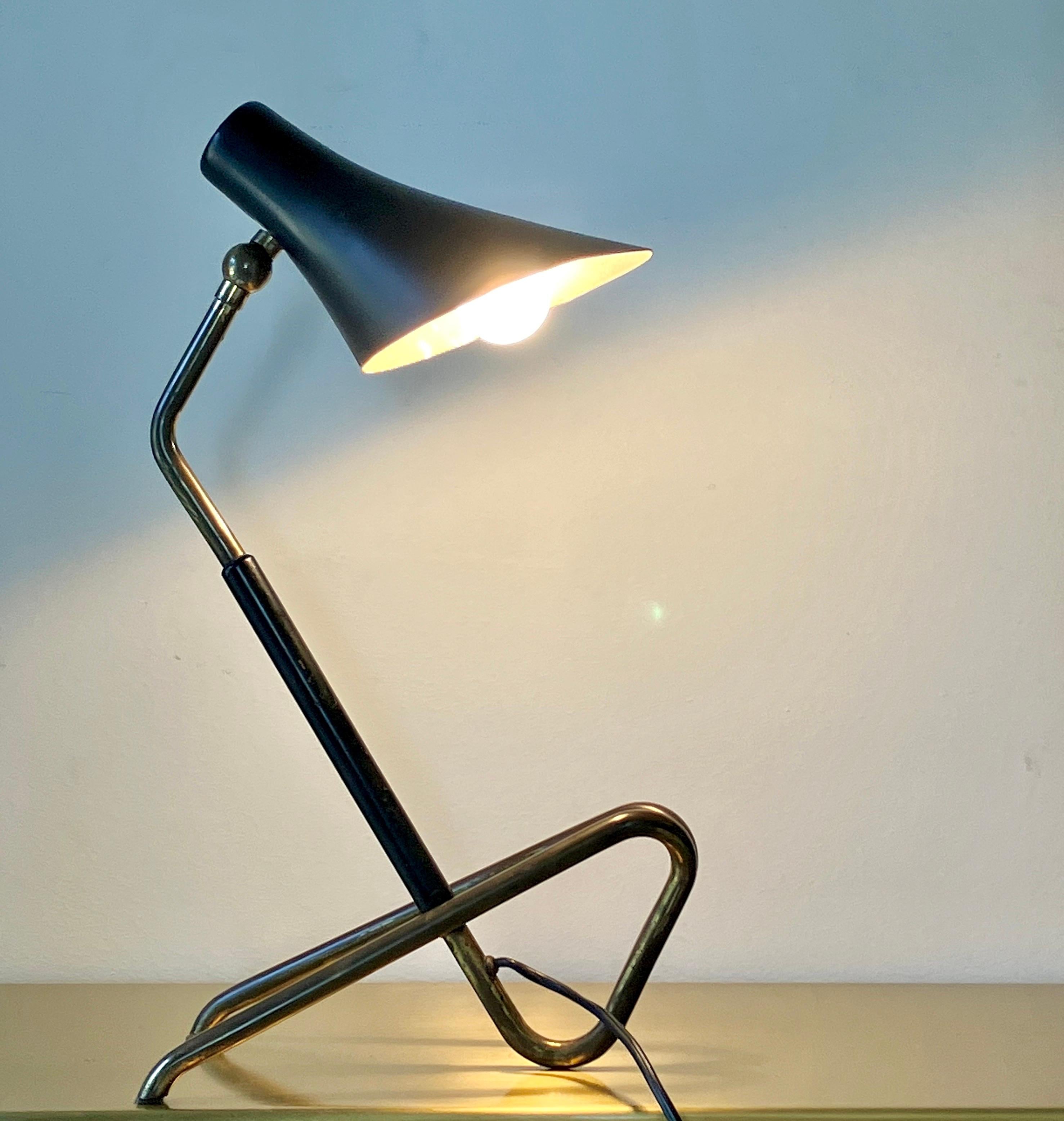 A rare beautiful table lamp attributed to Gino Sarfatti’s pencil, with an adjustable reflector and arm partially black lacquered
Can change position in every direction.

The line of the brass design a sinuos base, elegant and light.
