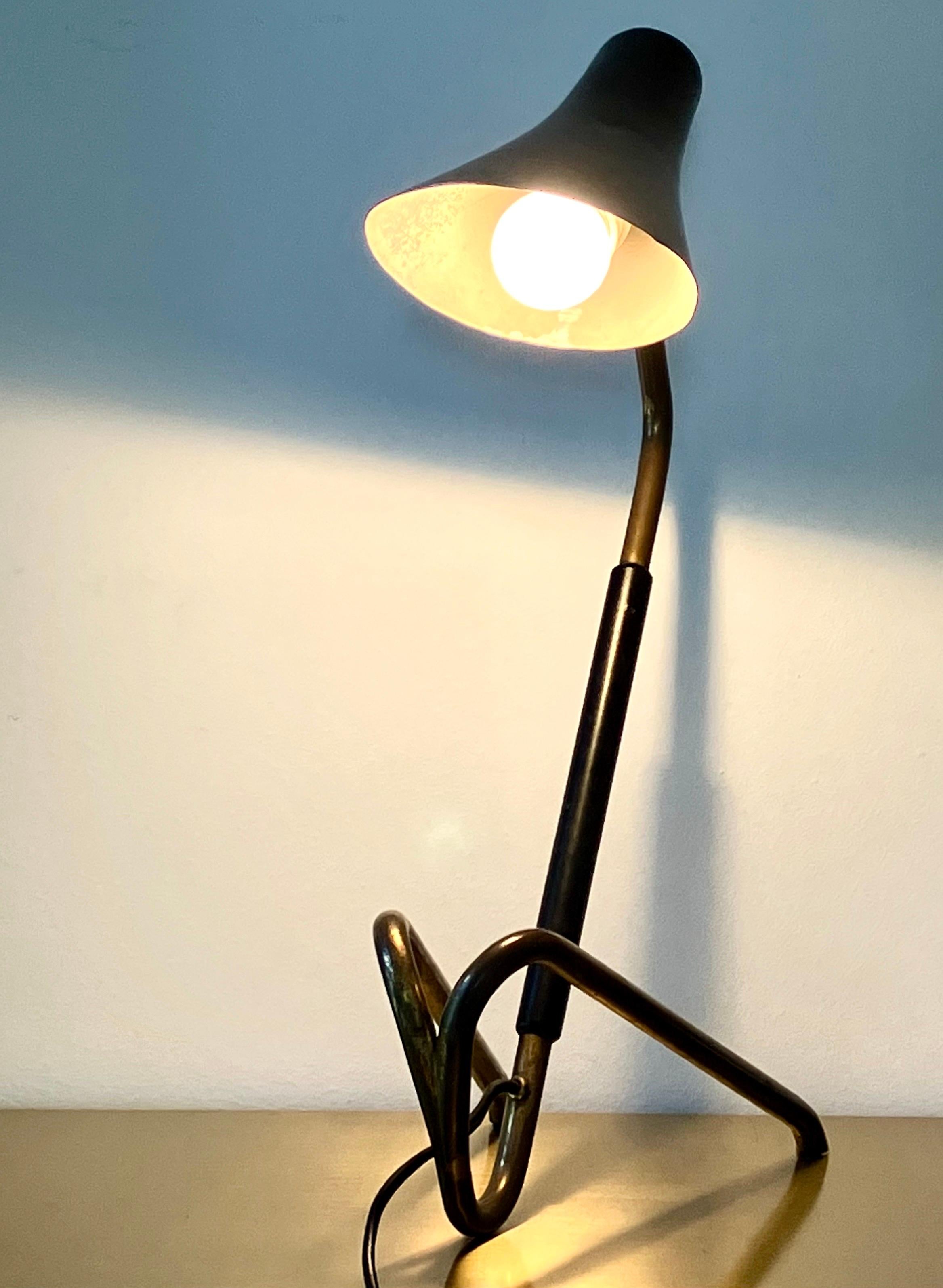 Mid-Century Modern Adjustable Table Lamp Attr. to Gino Sarfatti, Arteluce, 1950s In Good Condition For Sale In Milano, IT