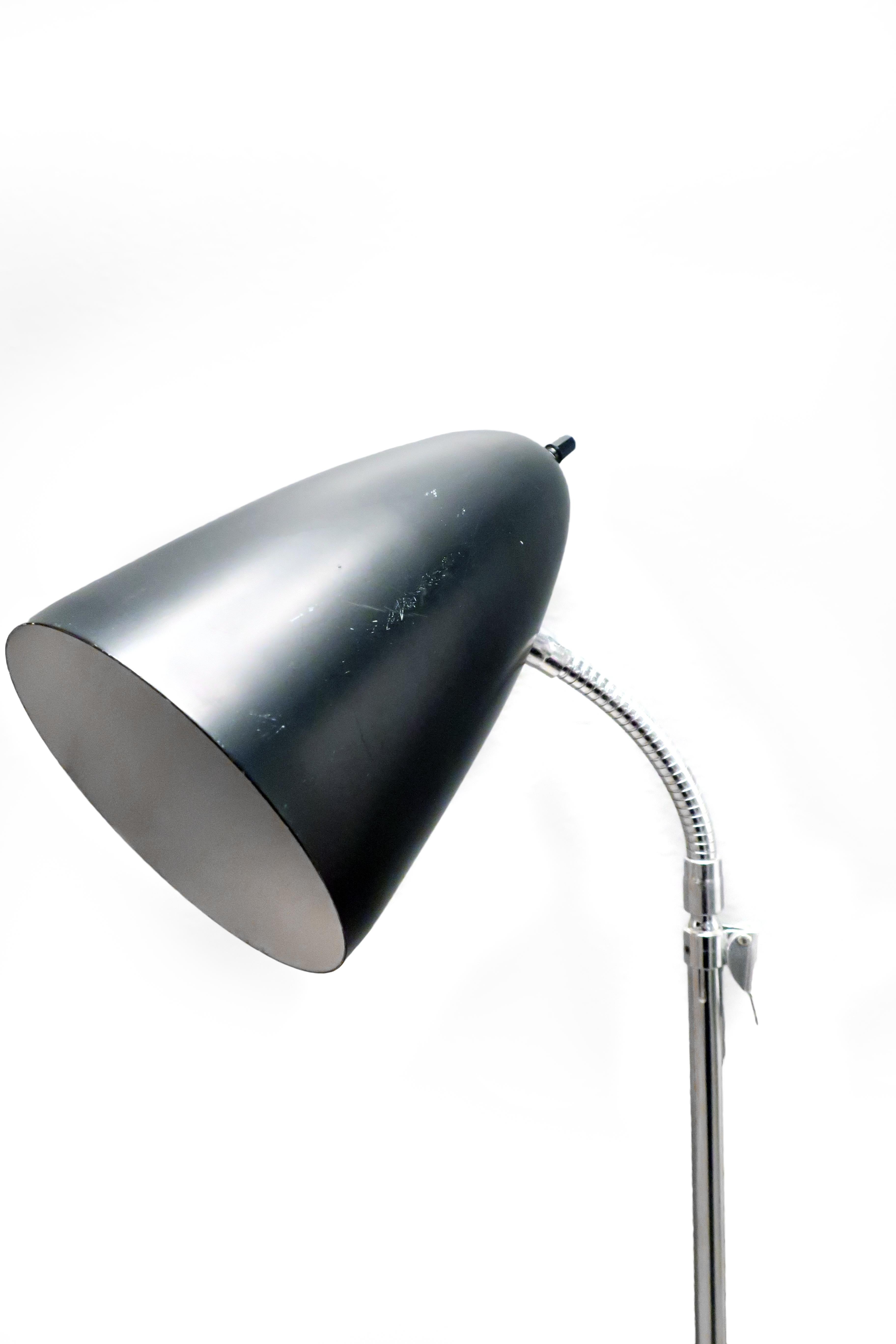Mid-Century Modern Adjustable Tripod Base Floor Lamp In Good Condition In Brooklyn, NY