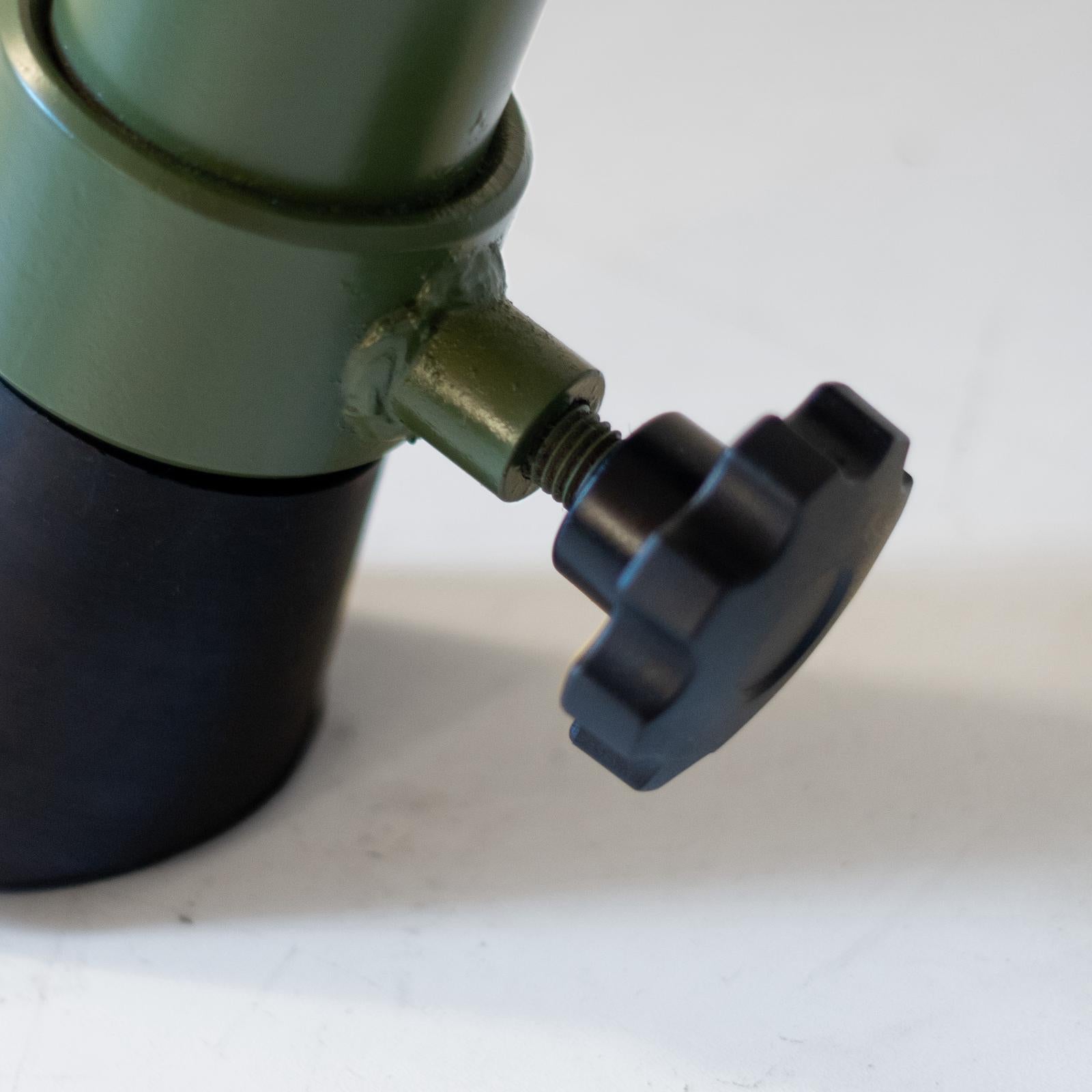 Mid-Century Modern Industrial Vaulting Horse Bench, Grünes Metall & Schwarzes Leder im Angebot 3