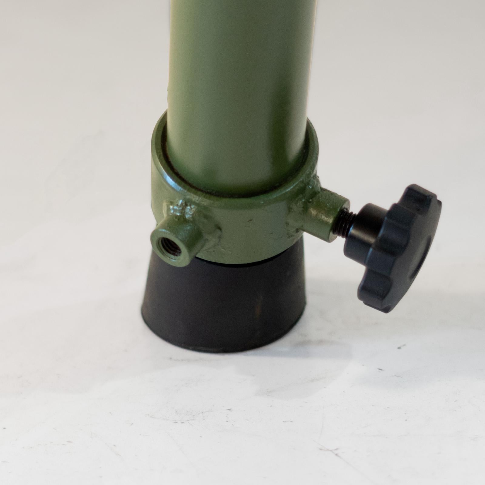 Mid-Century Modern Industrial Vaulting Horse Bench, Grünes Metall & Schwarzes Leder im Angebot 4