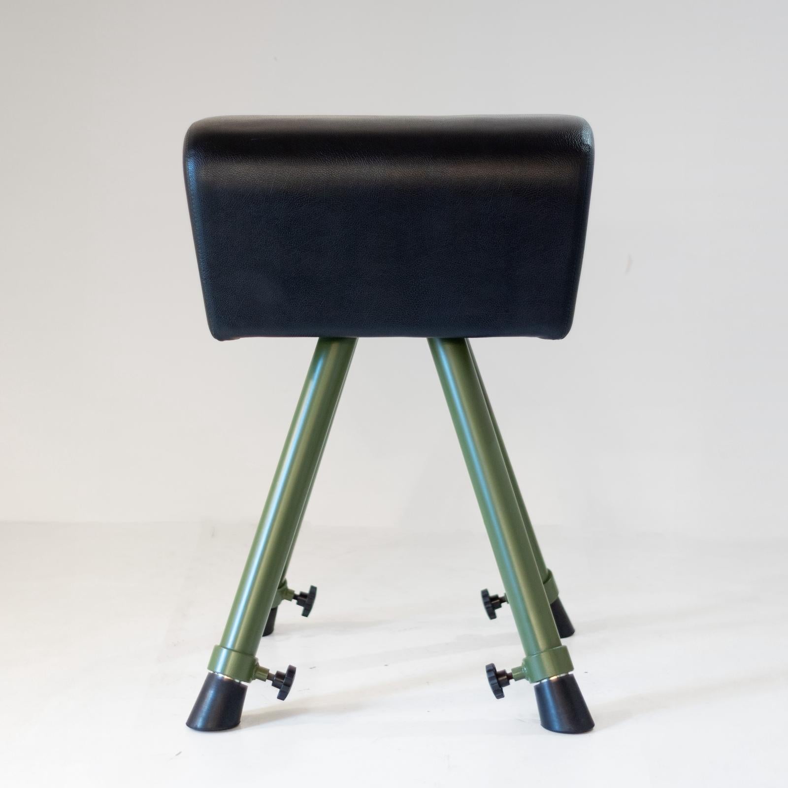 Mid-Century Modern Industrial Vaulting Horse Bench, Grünes Metall & Schwarzes Leder im Angebot 5