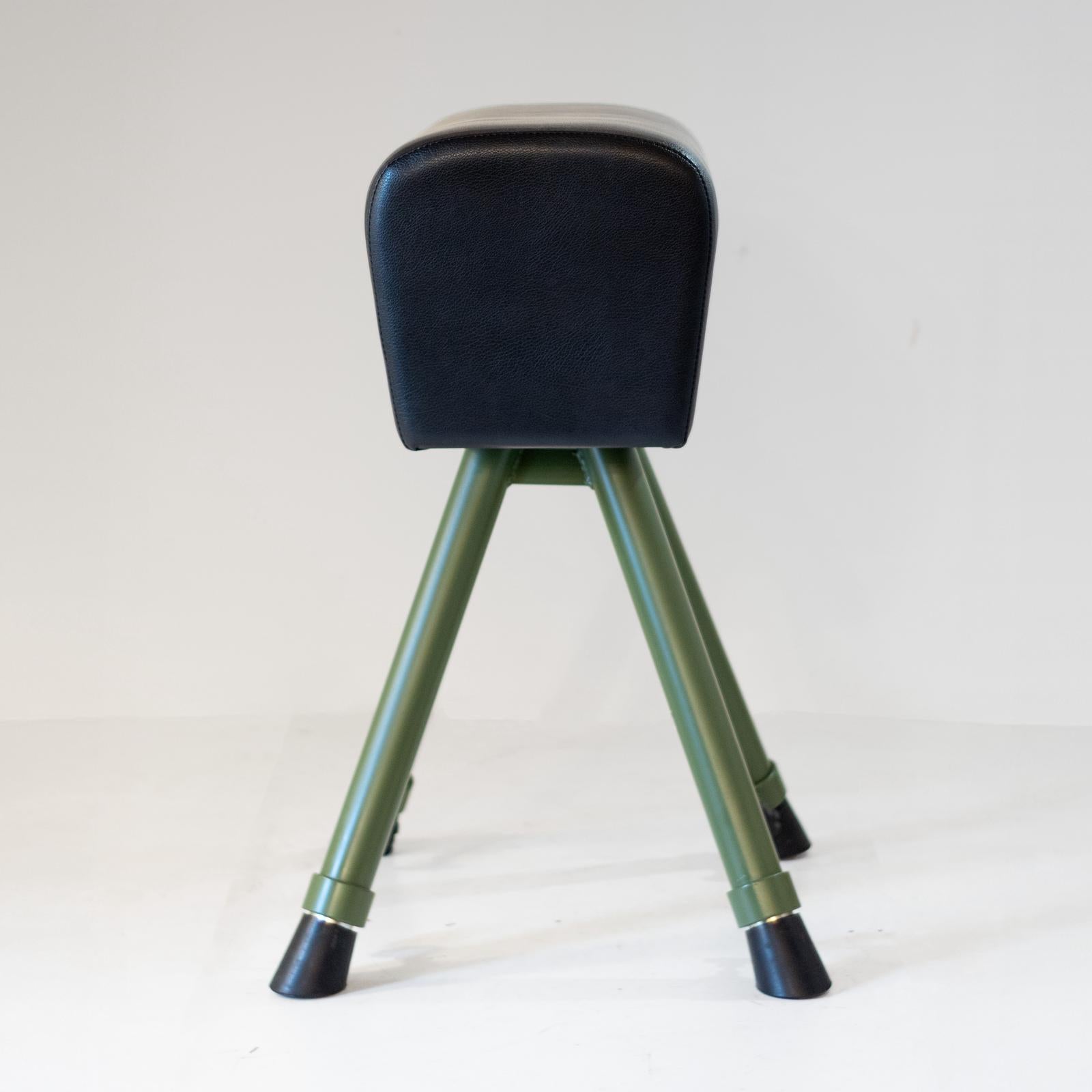 Mid-Century Modern Industrial Vaulting Horse Bench, Grünes Metall & Schwarzes Leder (Italienisch) im Angebot