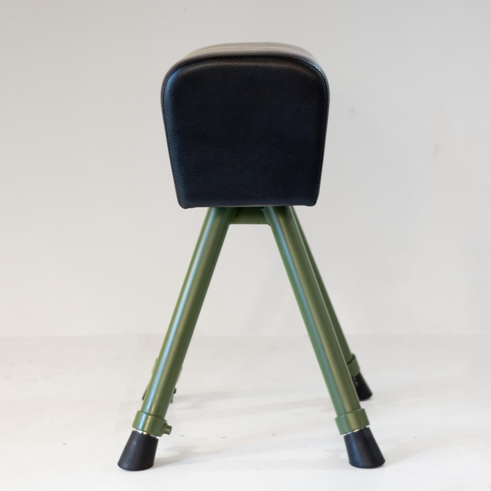 Mid-Century Modern Industrial Vaulting Horse Bench, Grünes Metall & Schwarzes Leder im Zustand „Gut“ im Angebot in Ceglie Messapica, IT