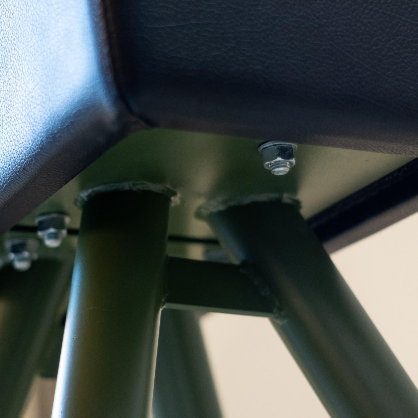 Mid-Century Modern Industrial Vaulting Horse Bench, Grünes Metall & Schwarzes Leder (Ende des 20. Jahrhunderts) im Angebot