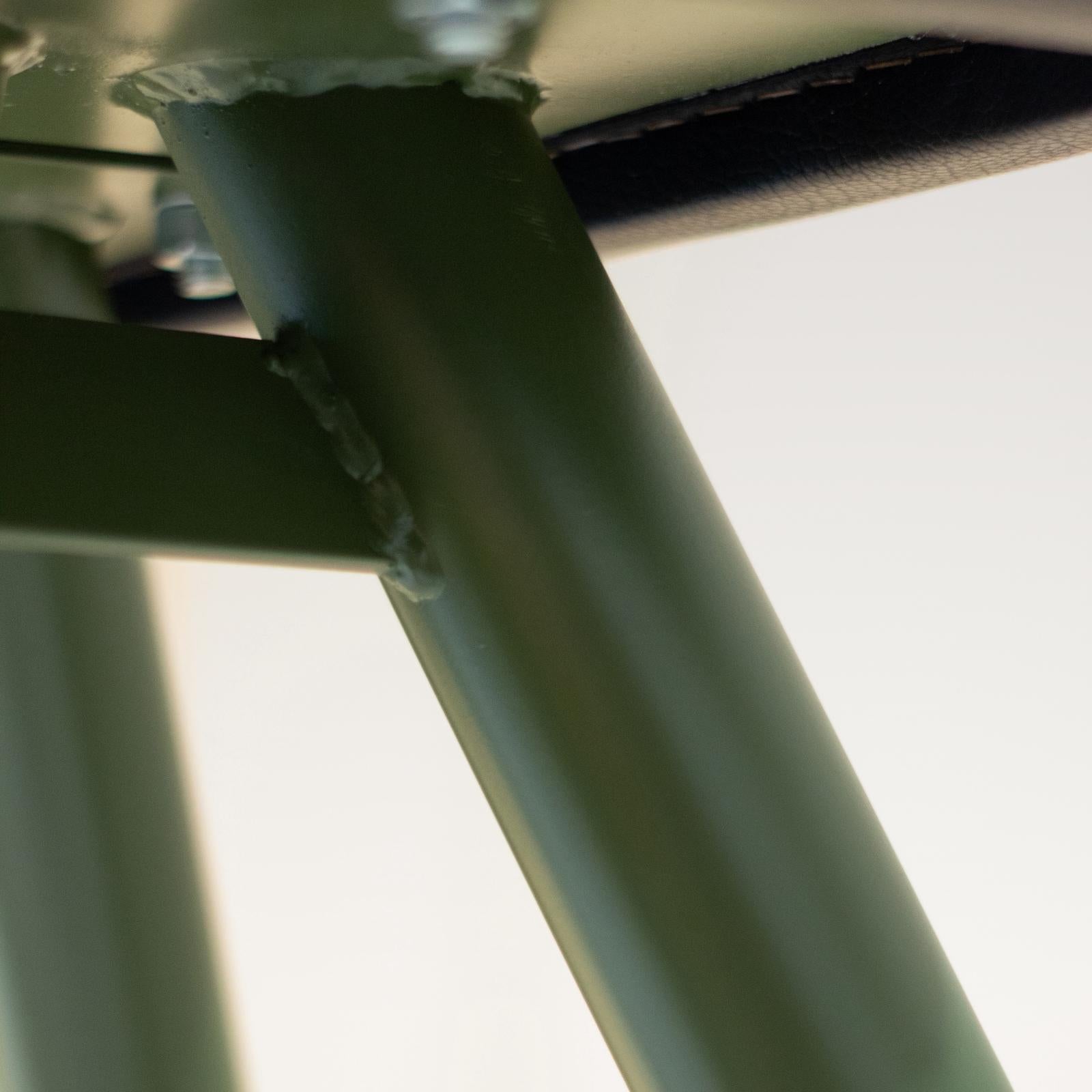 Mid-Century Modern Industrial Vaulting Horse Bench, Grünes Metall & Schwarzes Leder im Angebot 1