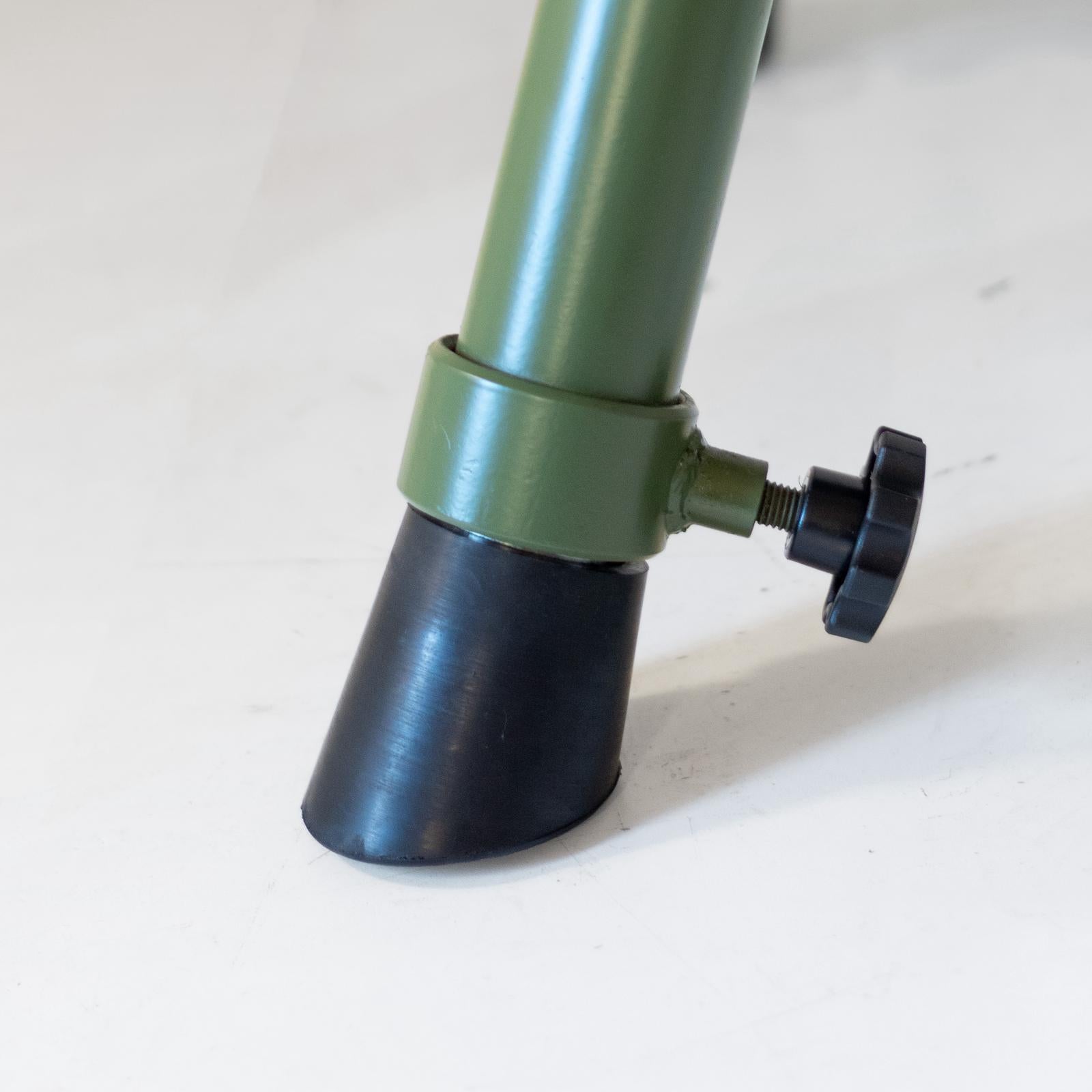 Mid-Century Modern Industrial Vaulting Horse Bench, Grünes Metall & Schwarzes Leder im Angebot 2