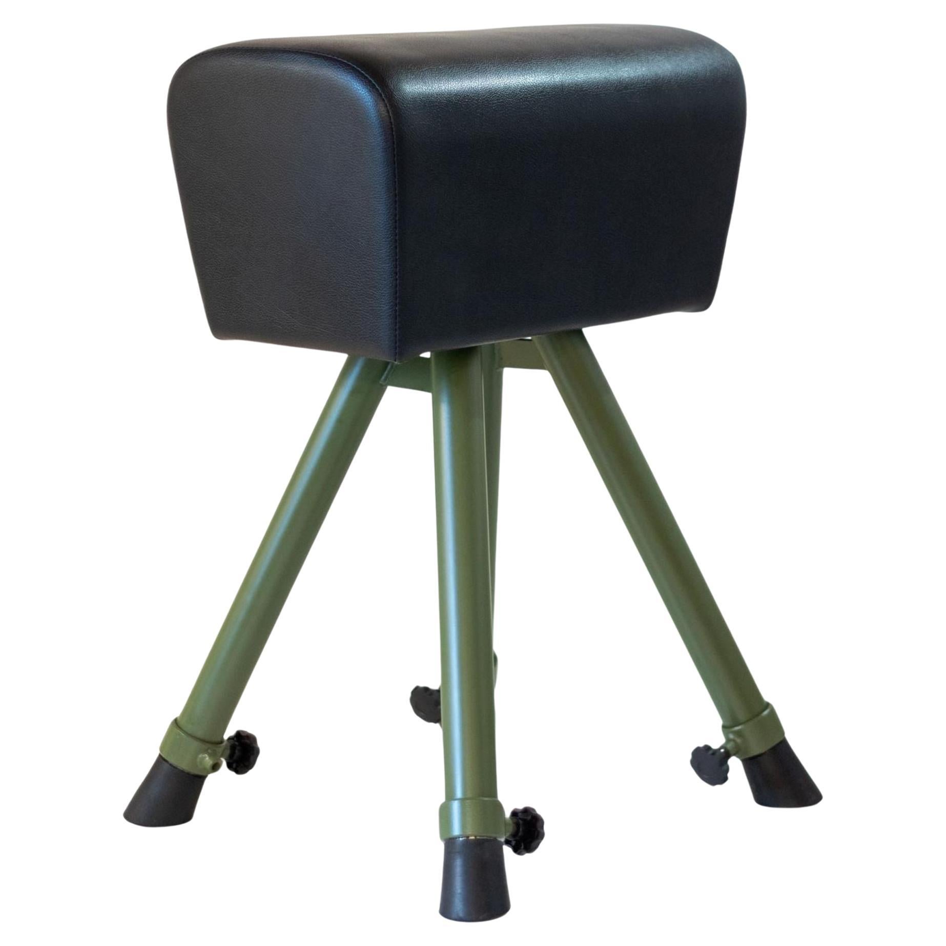 Mid-Century Modern Industrial Vaulting Horse Bench, Grünes Metall 
Schwarzes Leder im Angebot