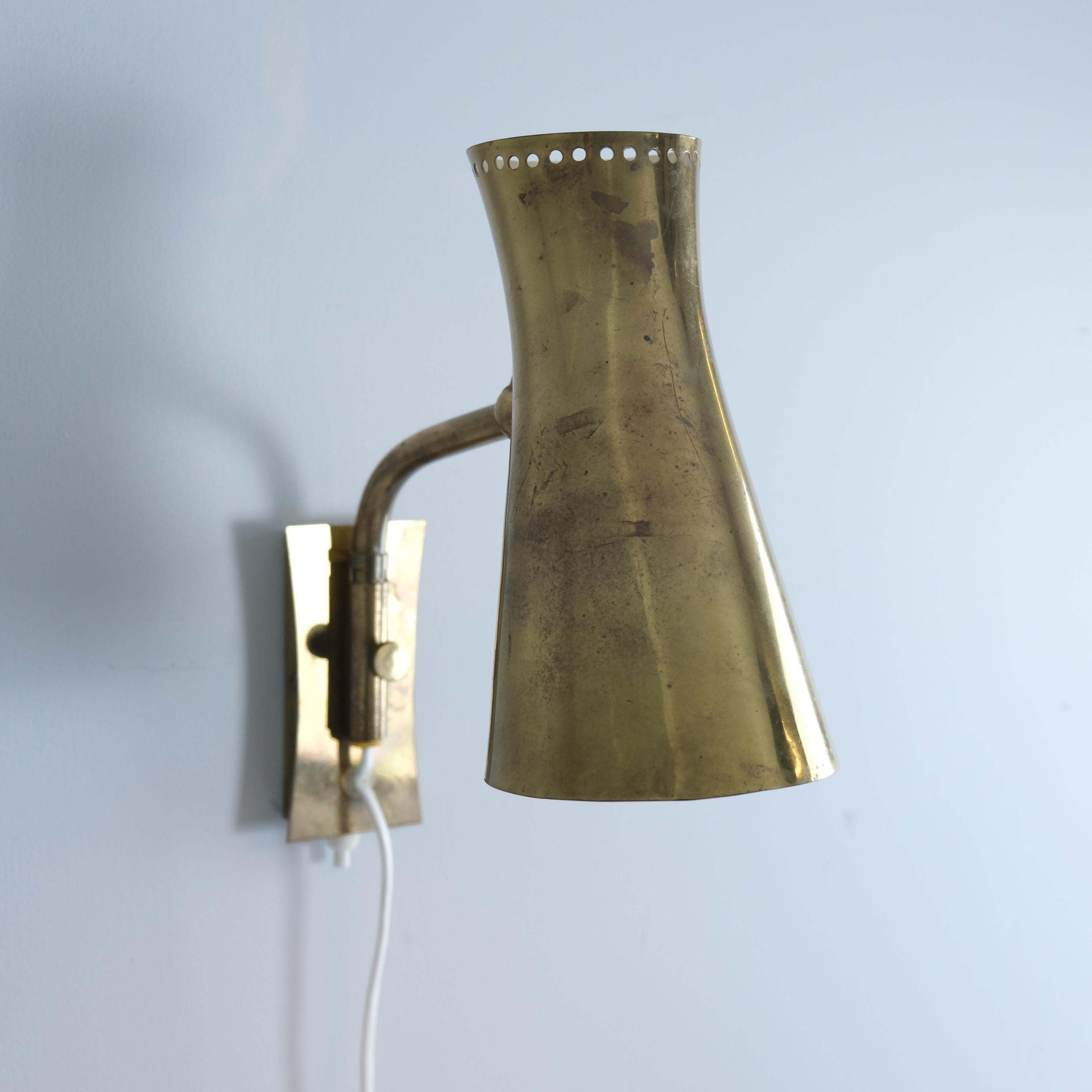 Mid-Century moderno Mid-Century Modern Adjustable Wall Lamp model AI 16 in Brass, Itsu 1950s in vendita