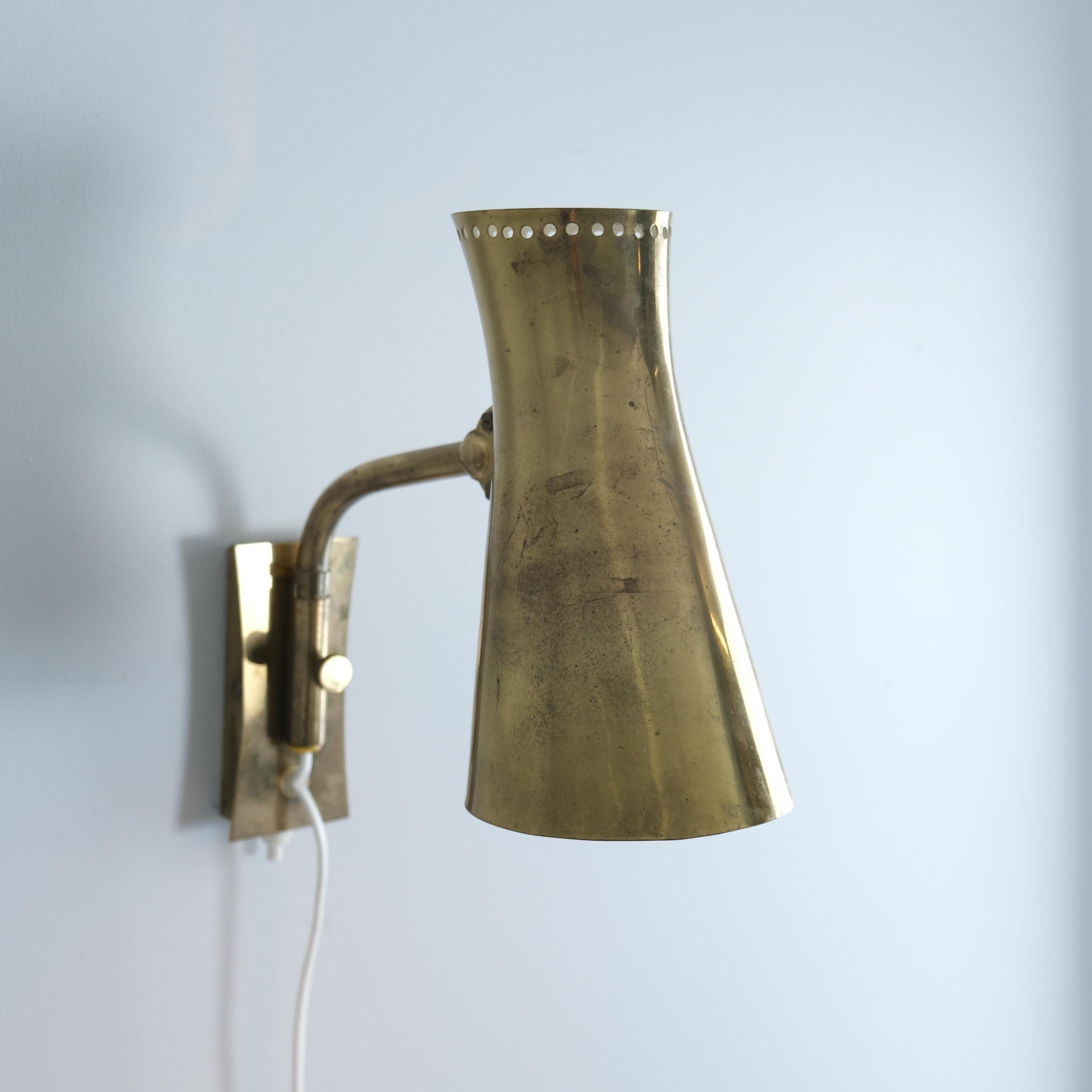 Finlandese Mid-Century Modern Adjustable Wall Lamp model AI 16 in Brass, Itsu 1950s in vendita