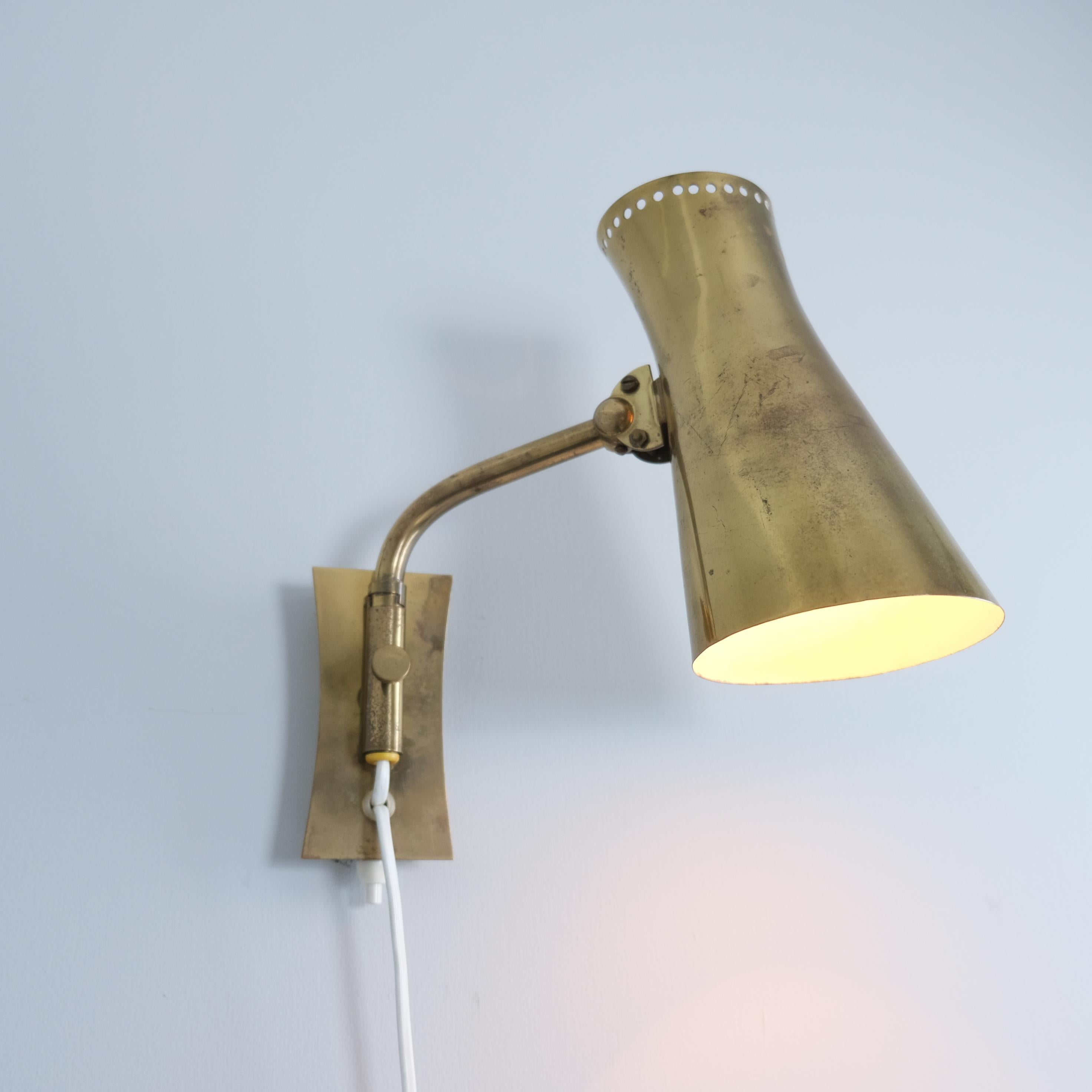 Mid-Century Modern Adjustable Wall Lamp model AI 16 in Brass, Itsu 1950s In condizioni buone in vendita a Helsinki, FI
