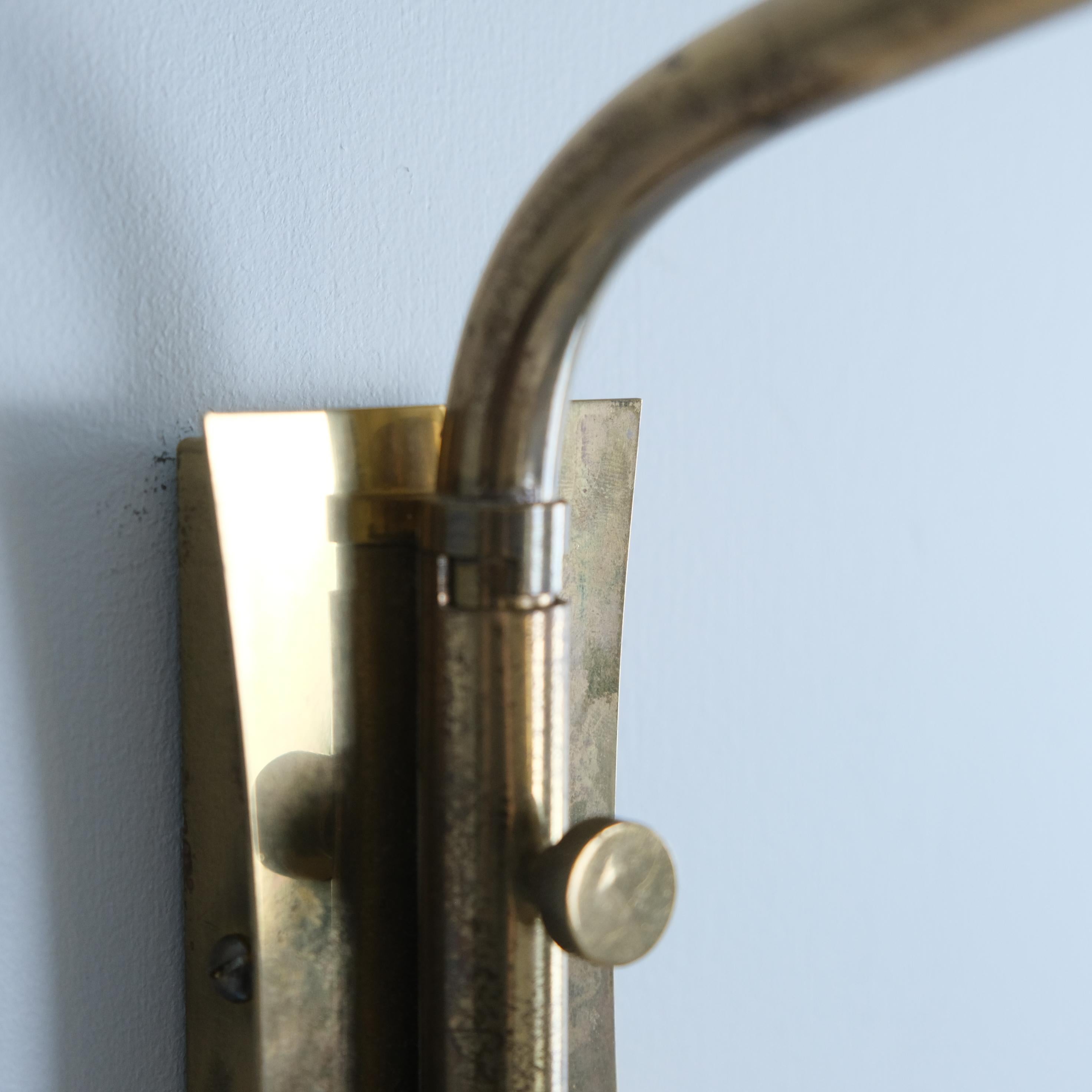Ottone Mid-Century Modern Adjustable Wall Lamp model AI 16 in Brass, Itsu 1950s in vendita