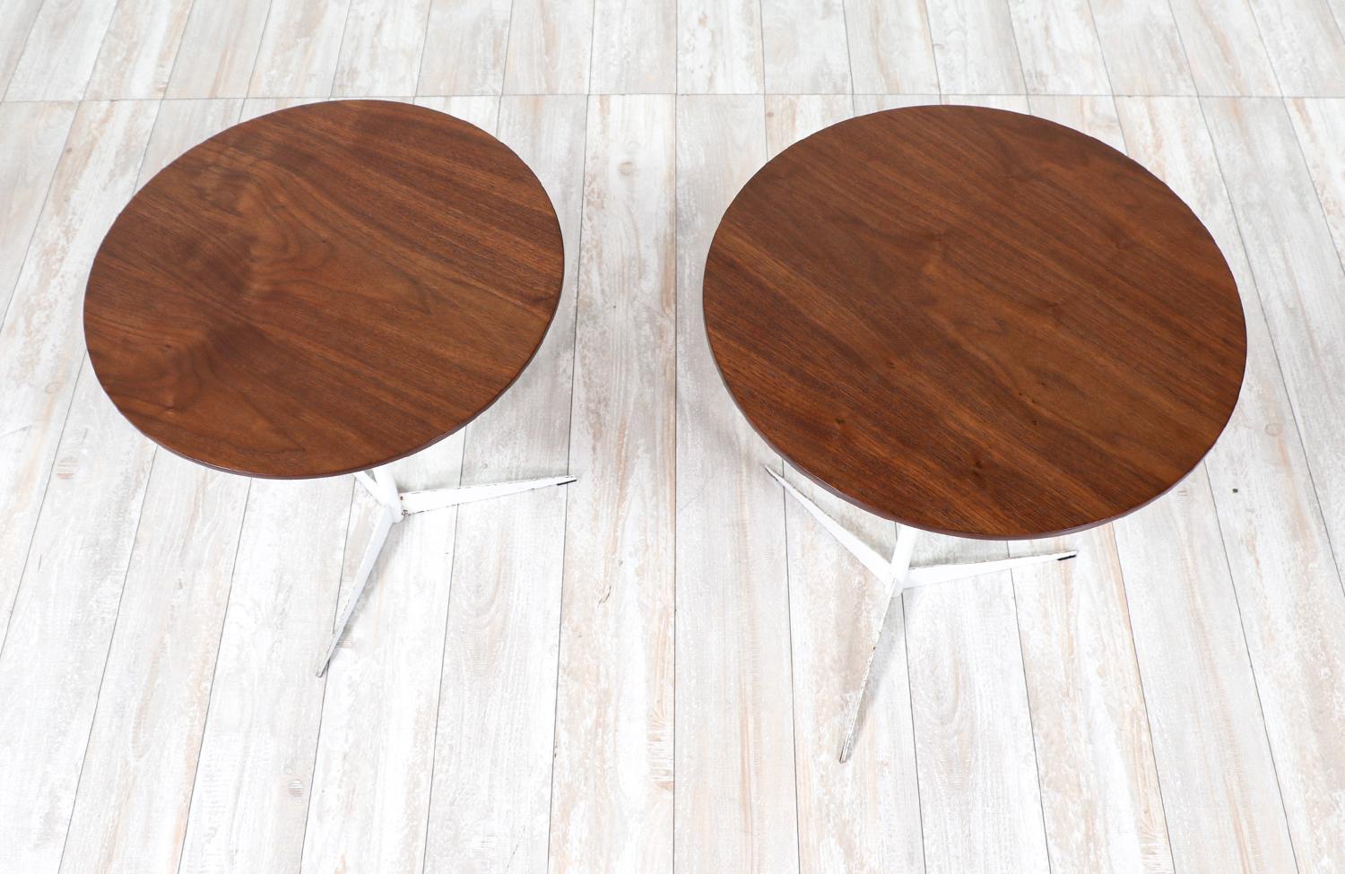 Métal Tables d'appoint réglables mi-siècle moderne, restaurées par Thinline en vente