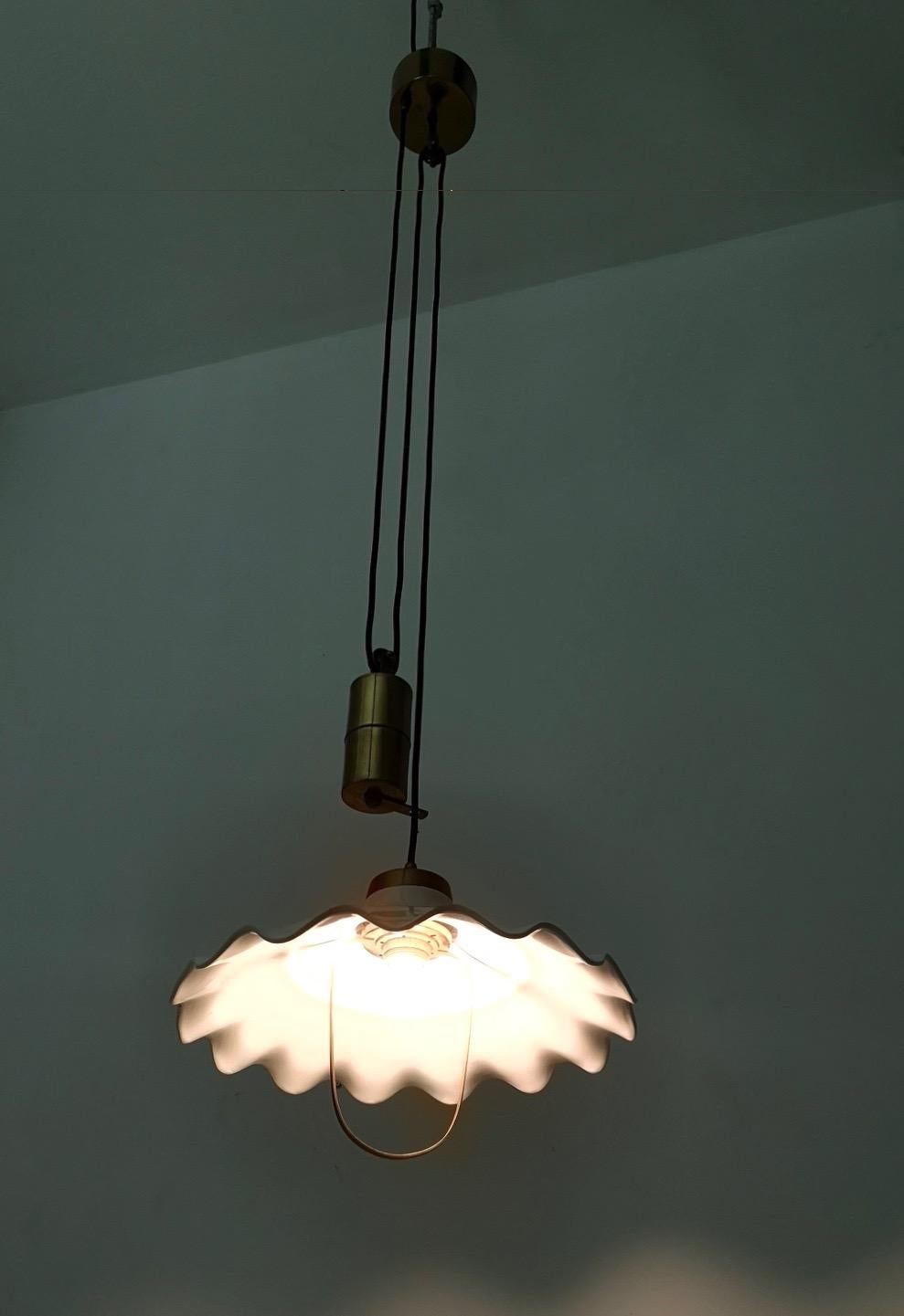 Mid-Century moderno Lampada a sospensione regolabile in ceramica bianca e ottone, Italia in vendita
