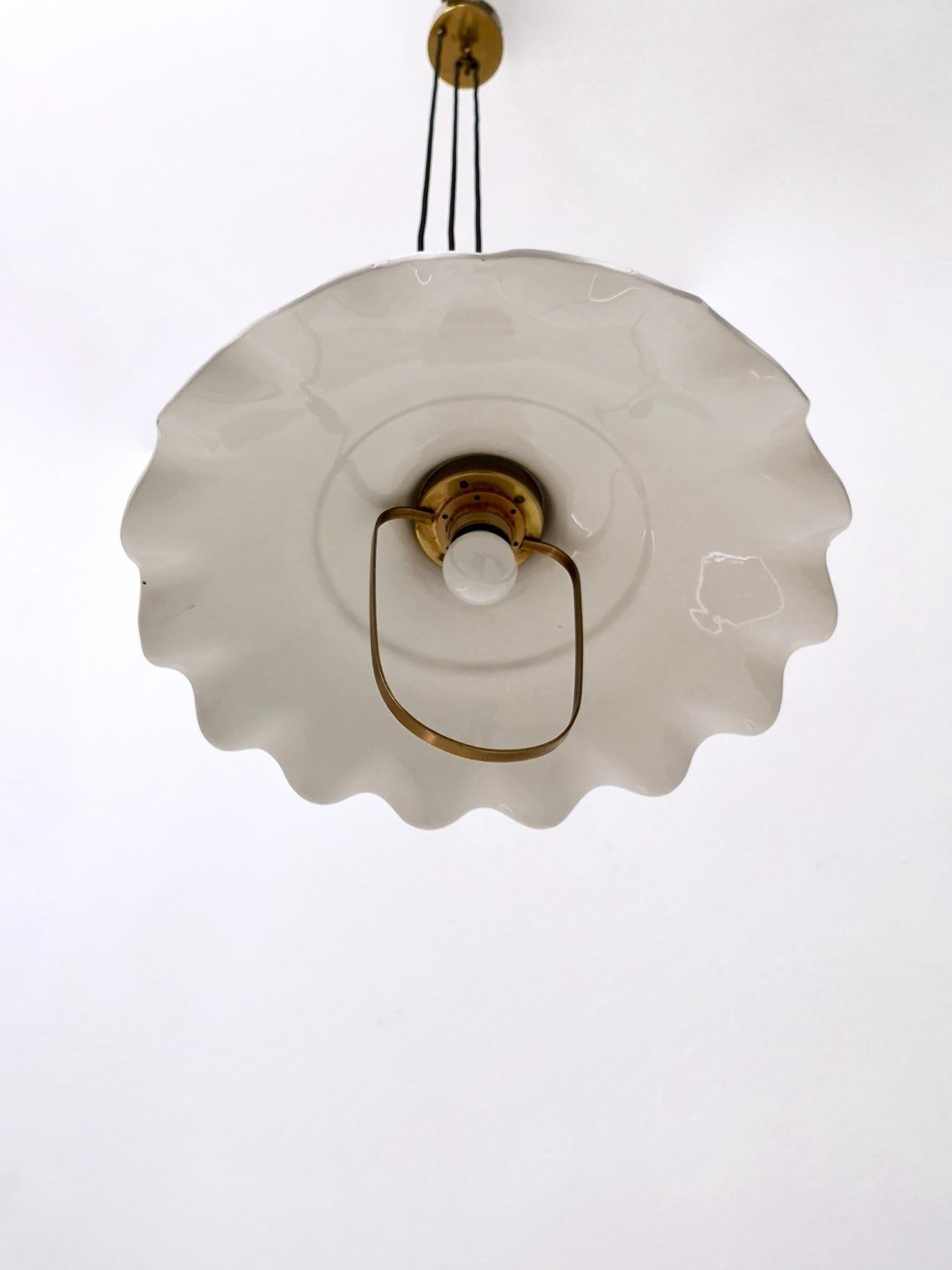 Mid-Century Modern Adjustable White Ceramic and Brass Pendant, Italy In Excellent Condition In Bresso, Lombardy