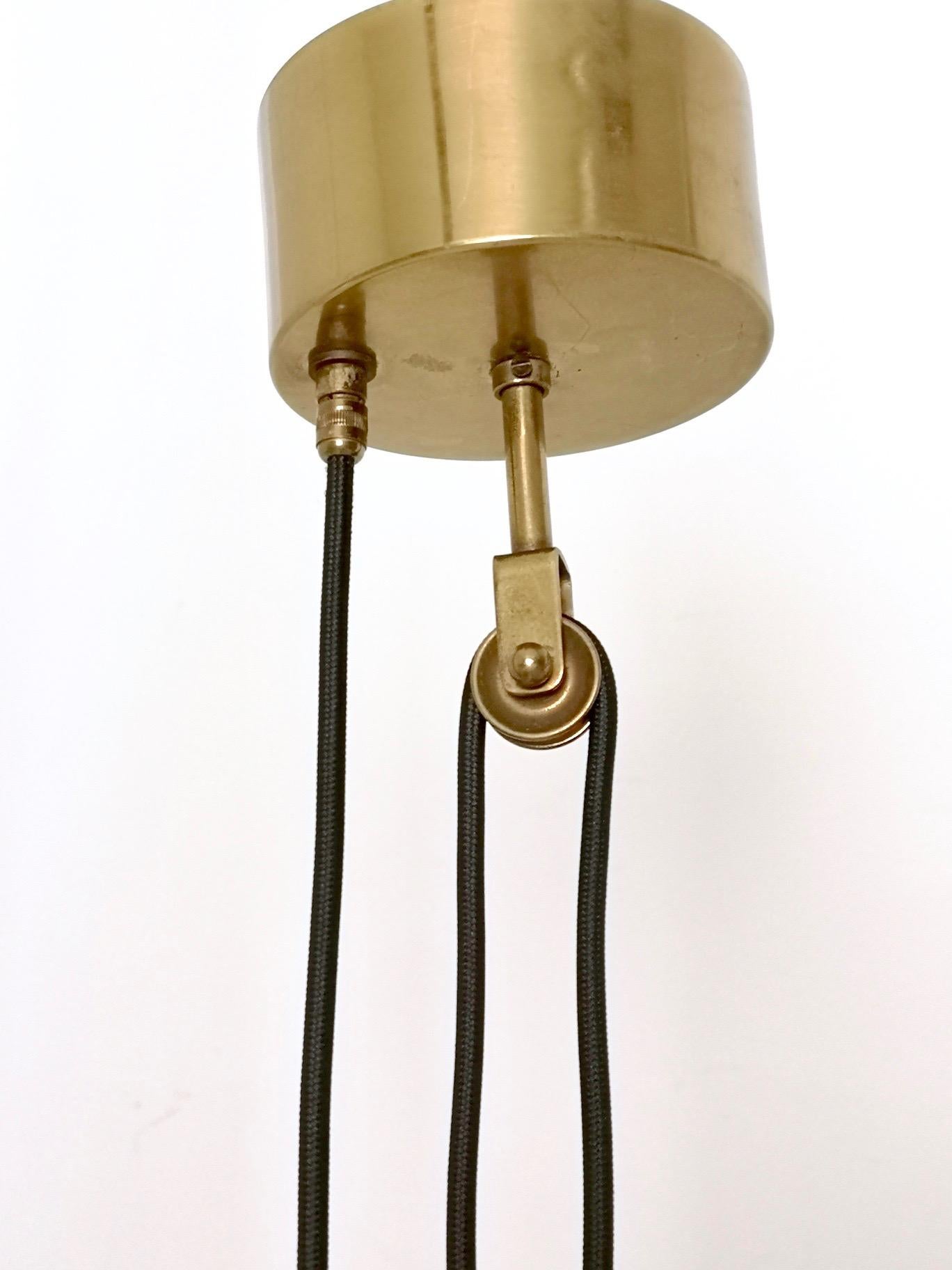 Lampada a sospensione regolabile in ceramica bianca e ottone, Italia In condizioni ottime in vendita a Bresso, Lombardy