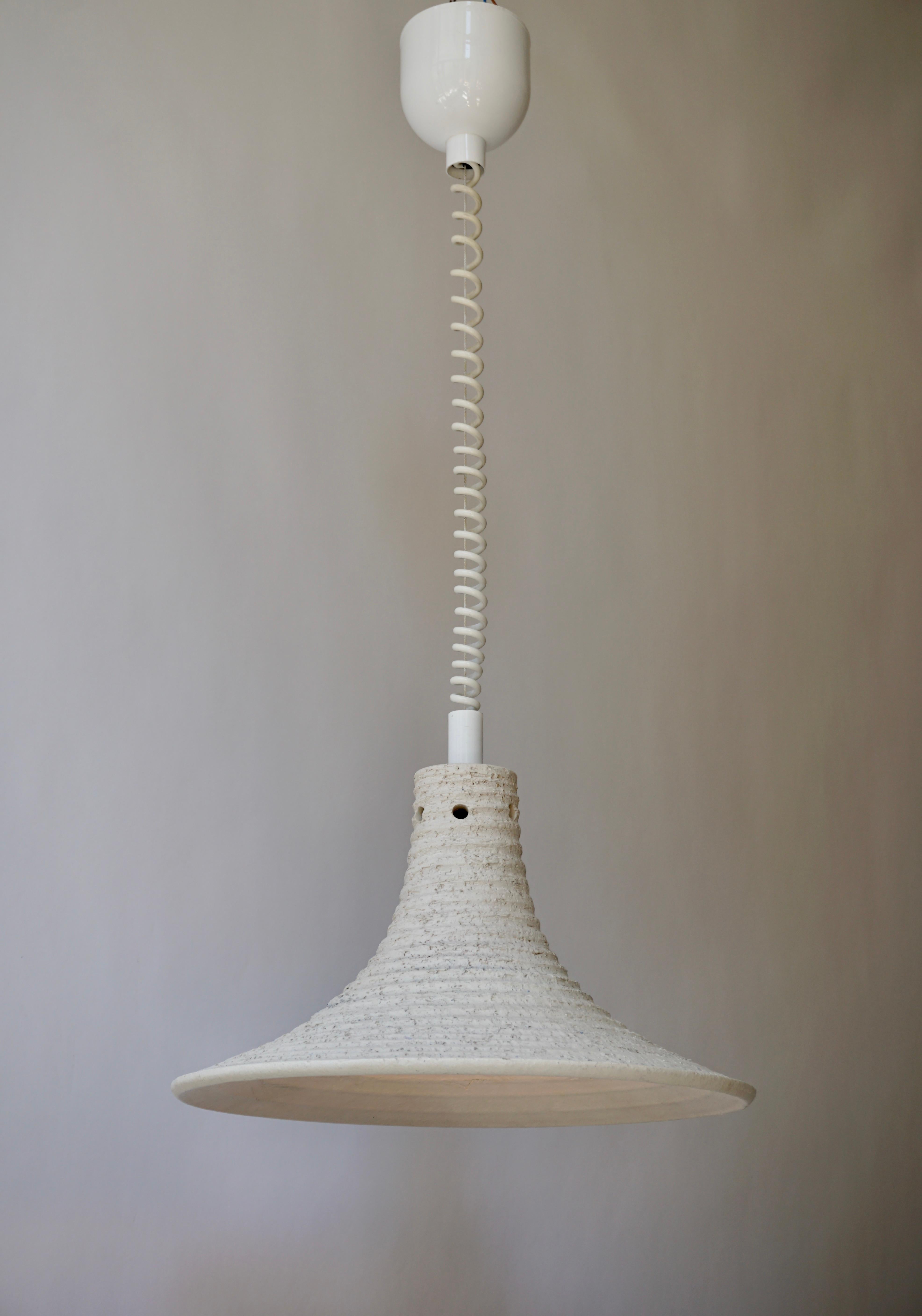 Adjustable white ceramic pendant light, Italy 1950s.
Diameter 41 cm. Height fixture 23 cm.
Minimum height 70 cm.
Maximum height 120 cm.