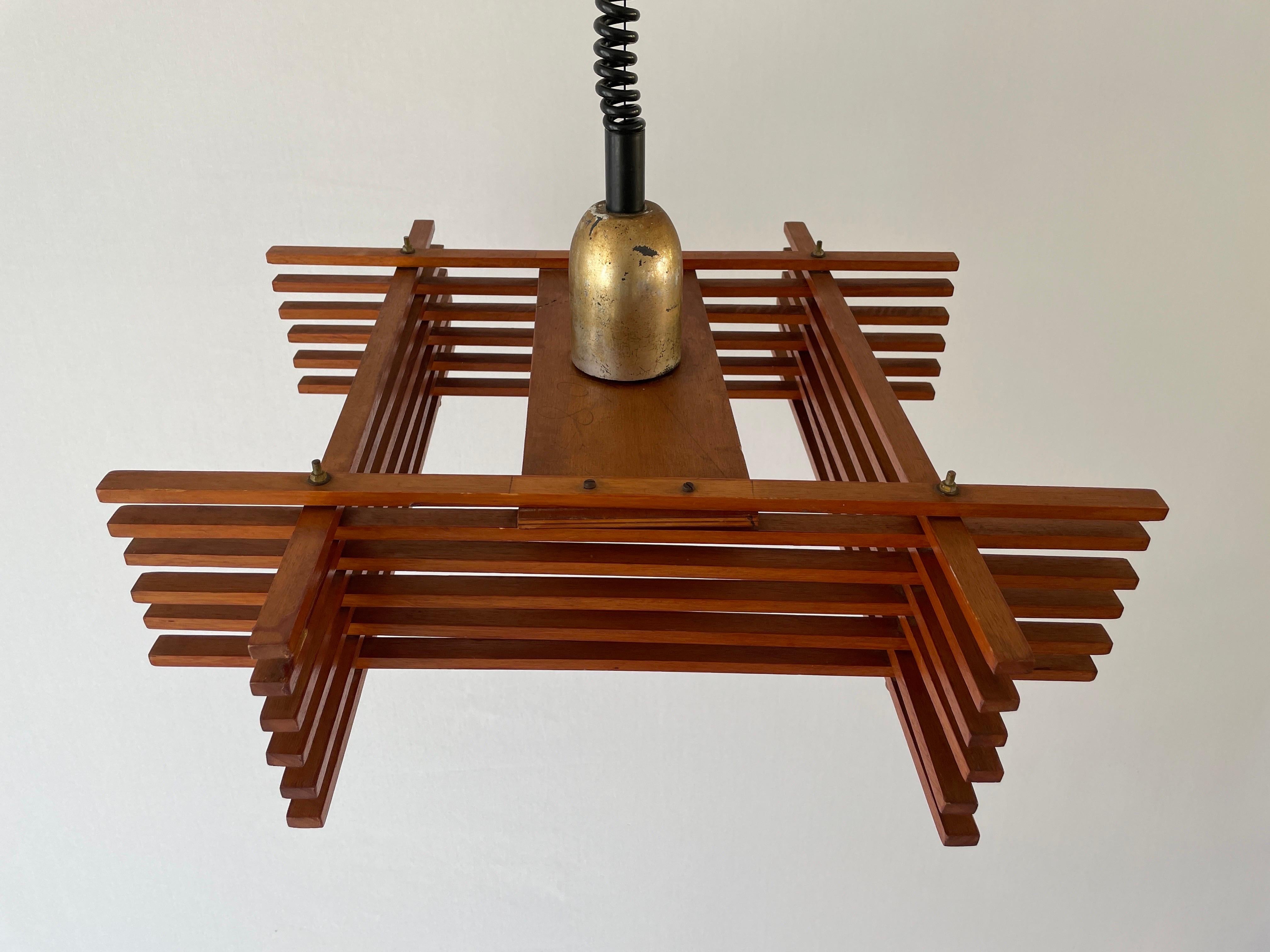 Grand plafonnier réglable en bois mi-siècle moderne par Esperia, années 1960, Italie

Cette lampe fonctionne avec des ampoules E27.

Mesures : 
Abat-jour : 60 cm x 60 cm x 17 cm
Hauteur réglable entre 72 et 167 cm


