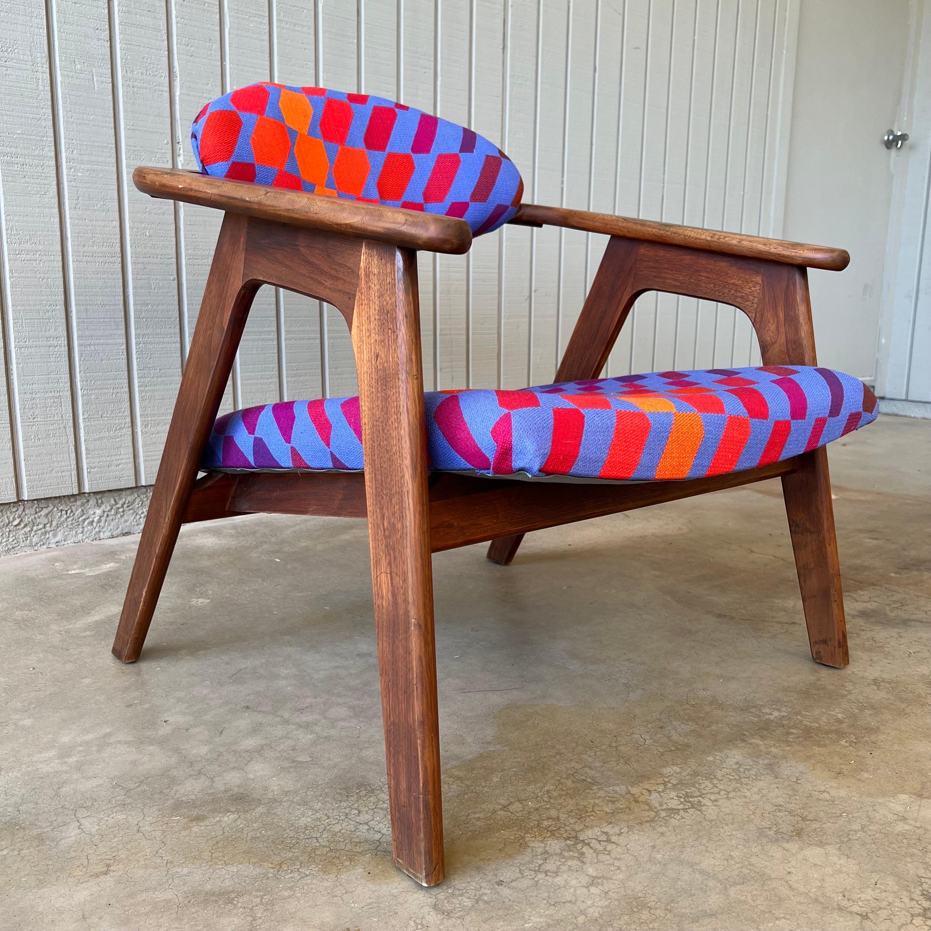 Uncommon Adrian Pearsall 916-CC captain chair for Craft Associates, 1960s with fun patterned newer upholstery. The walnut frame is in good condition with two minor issues: one small chip at the bottom of one of the legs and a crack on the bottom of