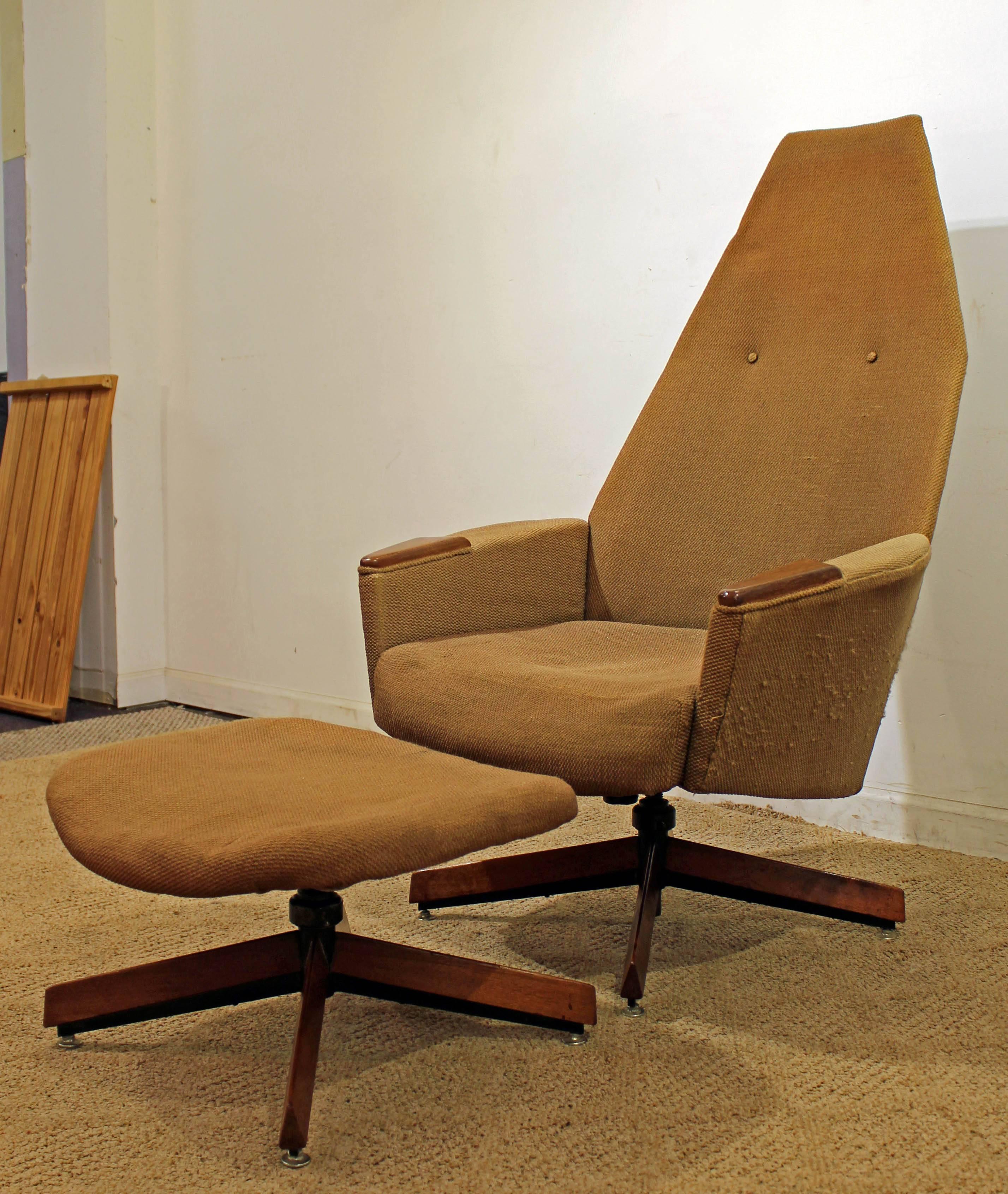 What a find. Offered is a Mid-Century Modern lounge chair and ottoman (2174C), designed by Adrian Pearsall for Craft Associates. Both pieces swivel. They will need new cushions and new upholstery.


Approx. Dimensions:
Chair: 30.5