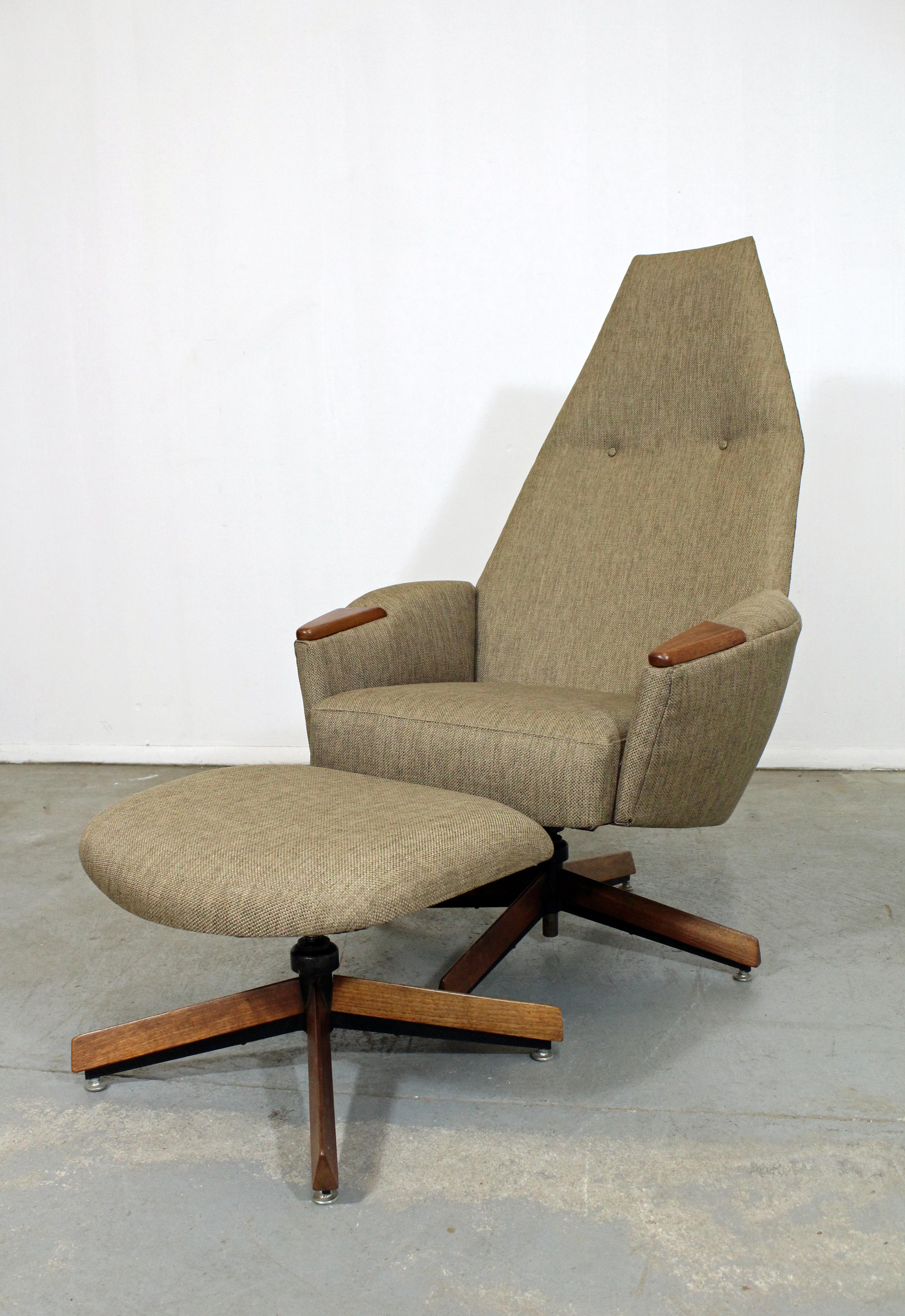 What a find. Offered is a beautiful Mid-Century Modern lounge chair and ottoman, designed by Adrian Pearsall for Craft Associates (2174C). This set has been fastidiously restored (refinished, reupholstered, new cushions) and is like new. Both pieces