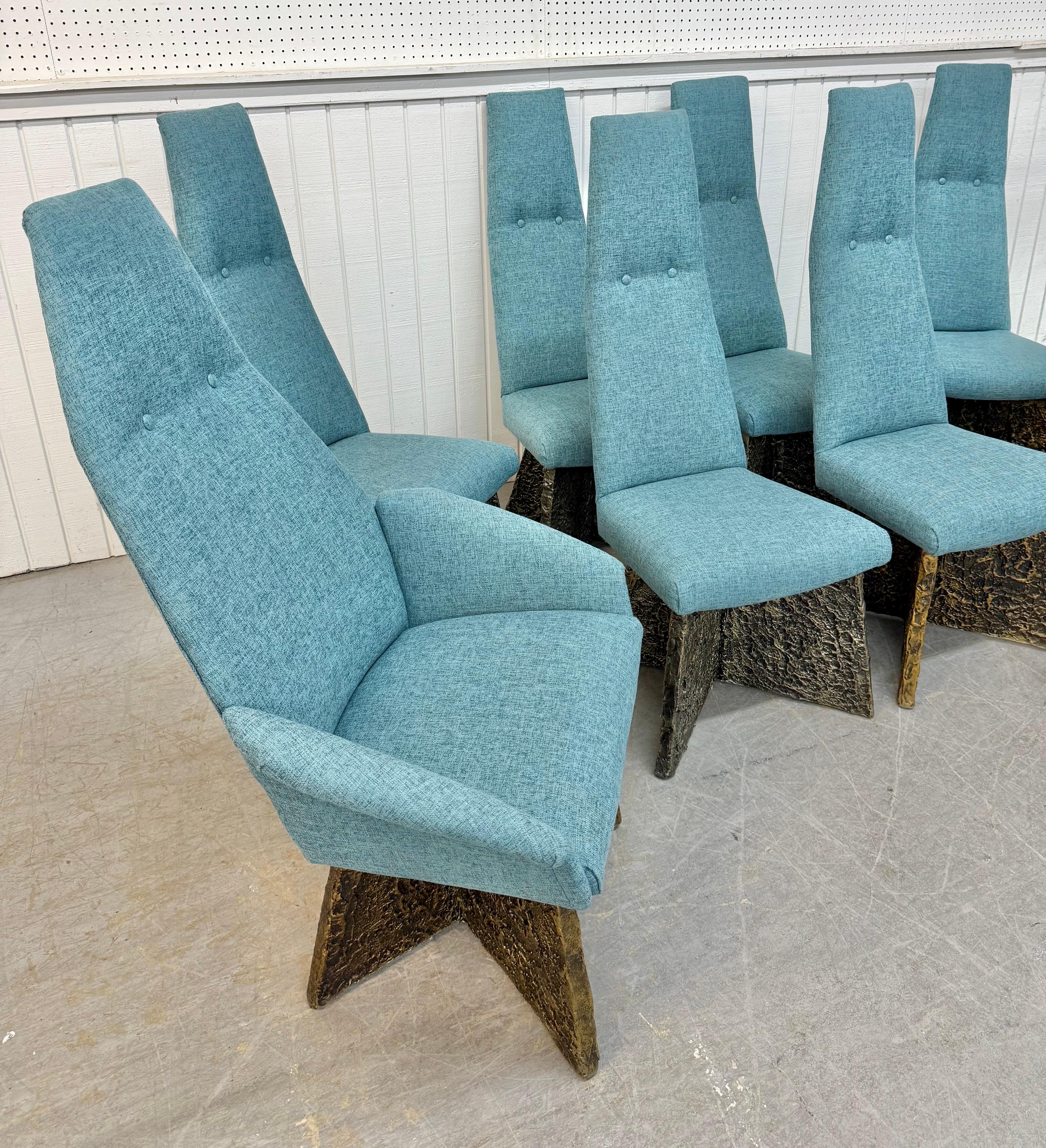 Questo annuncio si riferisce a un set di otto sedie da pranzo con schienale alto di Adrian Pearsall, in stile Mid-Century Modern. Presenta un design con schienale alto, due poltrone, sei sedie laterali, una base brutalista in stile Goop e una nuova