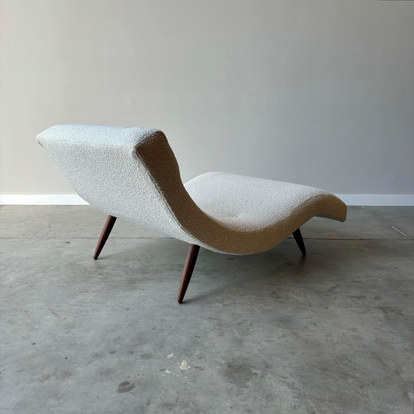 Magnifique chaise ondulée moderne du milieu du siècle, conçue par Adrian Pearsall pour Craft Associates, modèle 108-C. 

Salon aux lignes courbes et élégantes, nouvellement revêtu d'un fin tissu bouclé ivoire. Il s'agit non seulement d'une belle