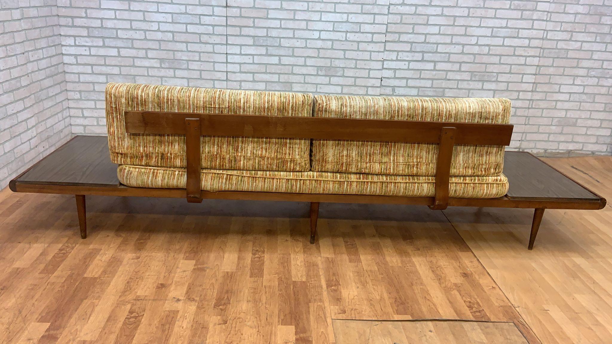 Milieu du XXe siècle Canapé de repos en chêne Adrian Pearsall mi-siècle moderne avec tables d'extrémité flottantes en vente