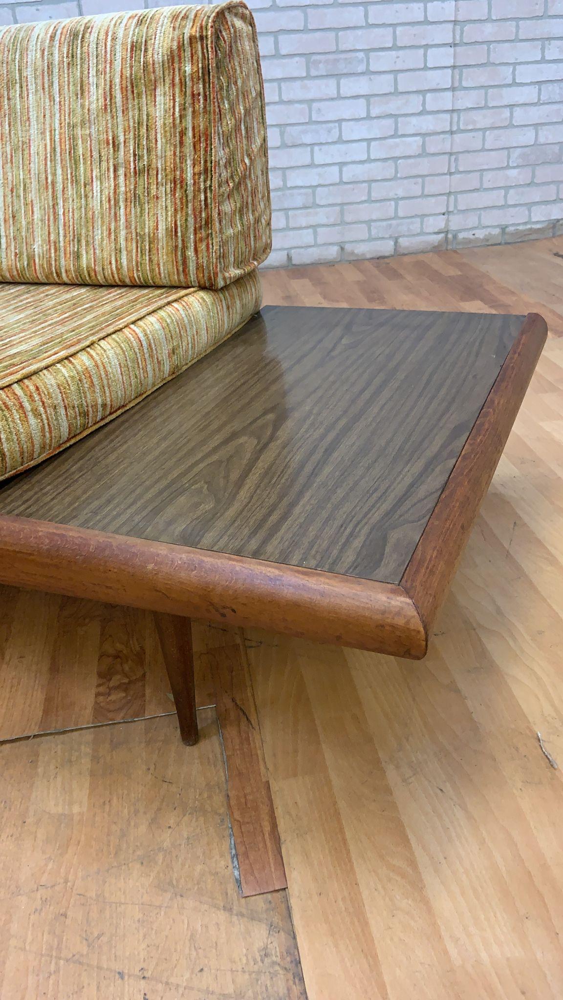 Mid Century Modern Adrian Pearsall Oak Daybed Sofa mit schwebenden Endtischen (Stoff) im Angebot