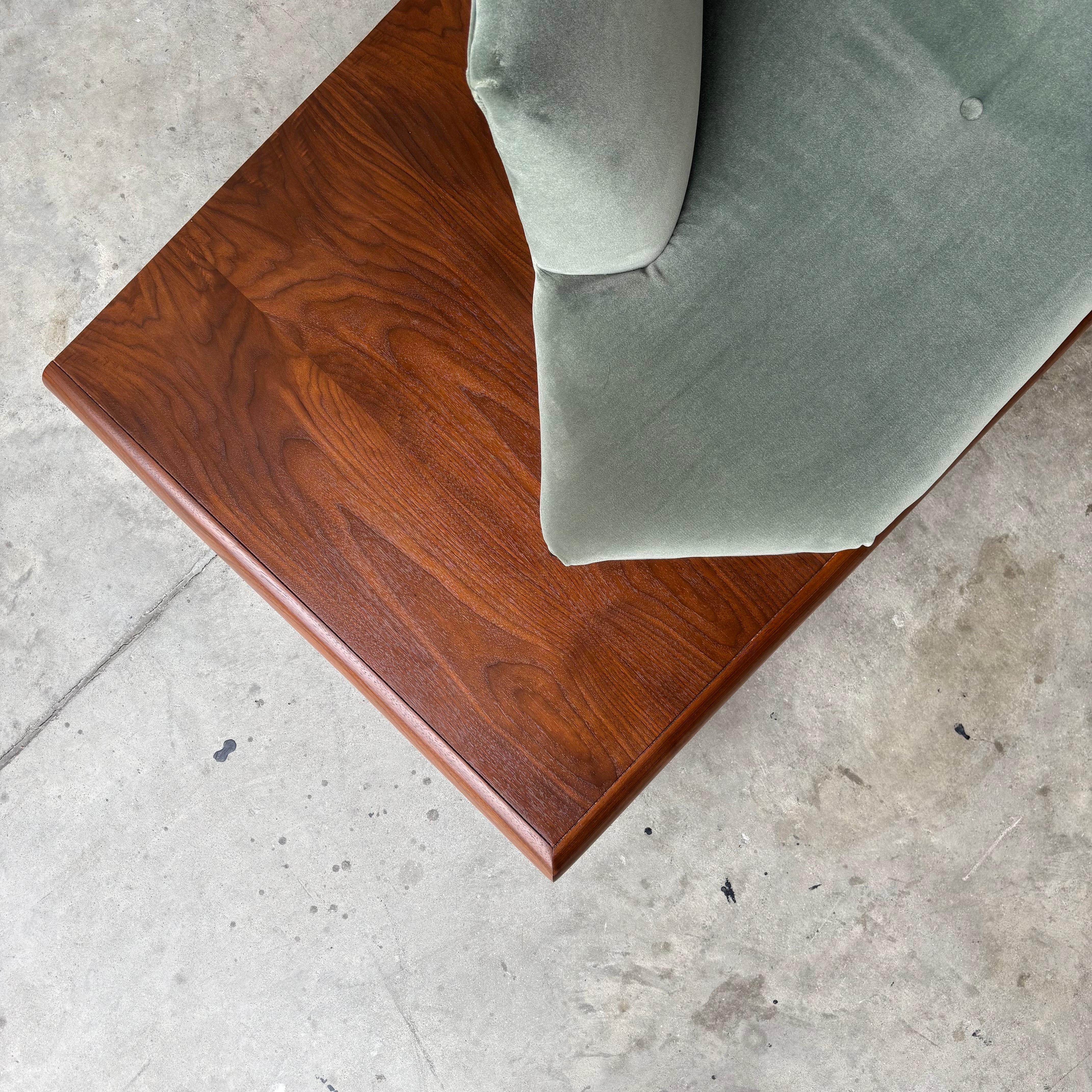 
Questo eccezionale divano a piattaforma Adrian Pearsall sfoggia l'estetica fluttuante tipica del famoso designer della metà del secolo scorso, con tavolini integrati in noce elegantemente posizionati su entrambi i lati. Con un'impressionante misura