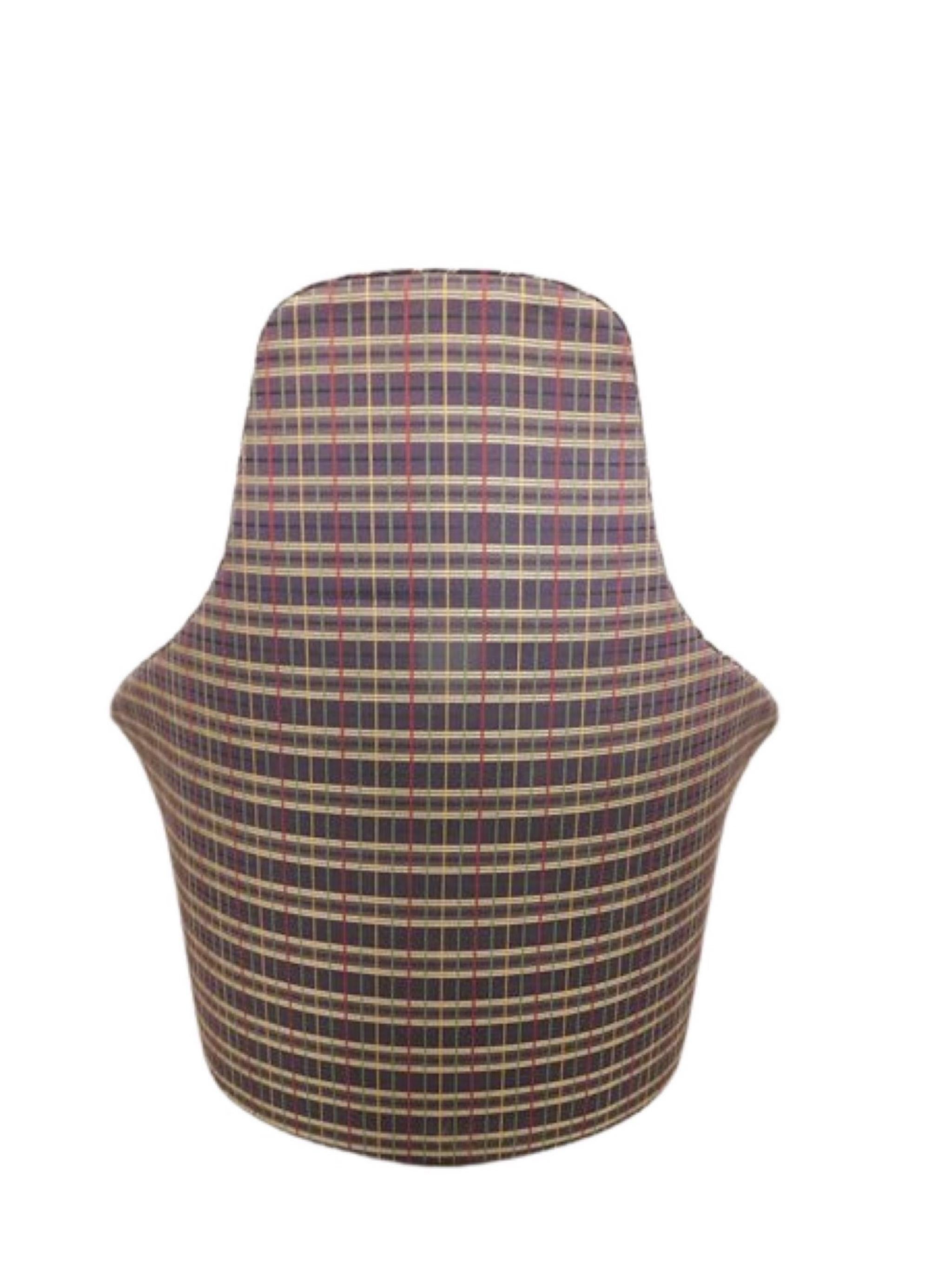 Adrian Pearsall pour Craft Associates, vers 1970. Des meubles qui sont de l'art. Les bras s'inclinent doucement comme une tulipe en fleur. Un coussin rembourré descend le long du bord du dossier, ajoutant une bordure sculpturale et confortable à la