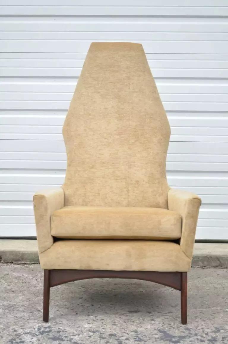 Vintage Mid Century Modern Adrian Style Diamond Back Beige Walnut Lounge Chair. Cet article se caractérise par une base sculptée en bois massif de noyer, un dossier haut en forme de diamant, des pieds fuselés et une forme moderniste unique. Garni de