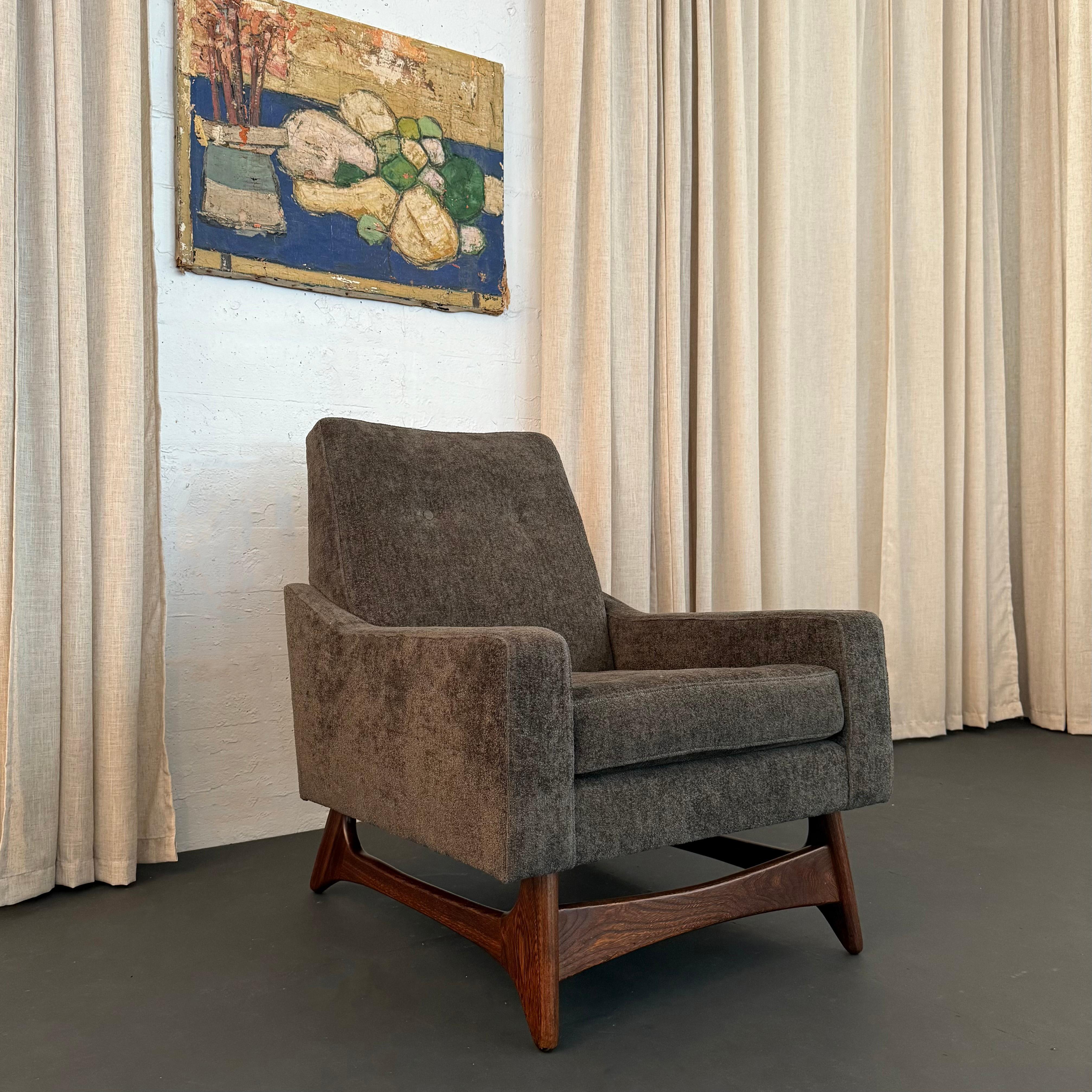 Cette chaise longue très confortable a été fabriquée par Kroehler Manufacturing Company vers 1966 dans le cadre de sa Collection Salsa Américaine. Cette chaise a été fabriquée dans le style du designer américain Adrian Pearsall, auquel elle est