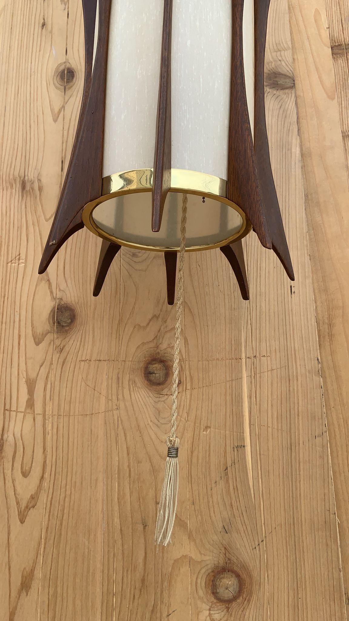 Mid Century Modern Adrian Pearsall Style Modeline Swag Hanging Pendant Light

Mid Century Modern walnut hanging pendant light by Modeline. Works great and ready to be hung! 

Circa: 1960

Dimensions:

H 20”
W 11“

Chain length: 17 feet 
