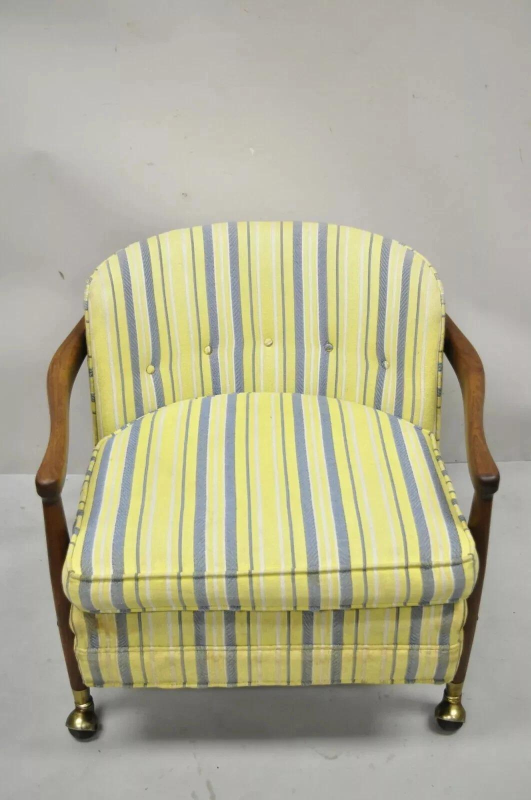 Vintage Mid Century Modern Adrian Style Barrel Back Walnut Club Lounge Chair. L'article est doté de roulettes, d'un cadre en bois massif, d'un magnifique grain de bois et d'une forme sculpturale élégante. Fabricant non confirmé. Circa Mid 20th