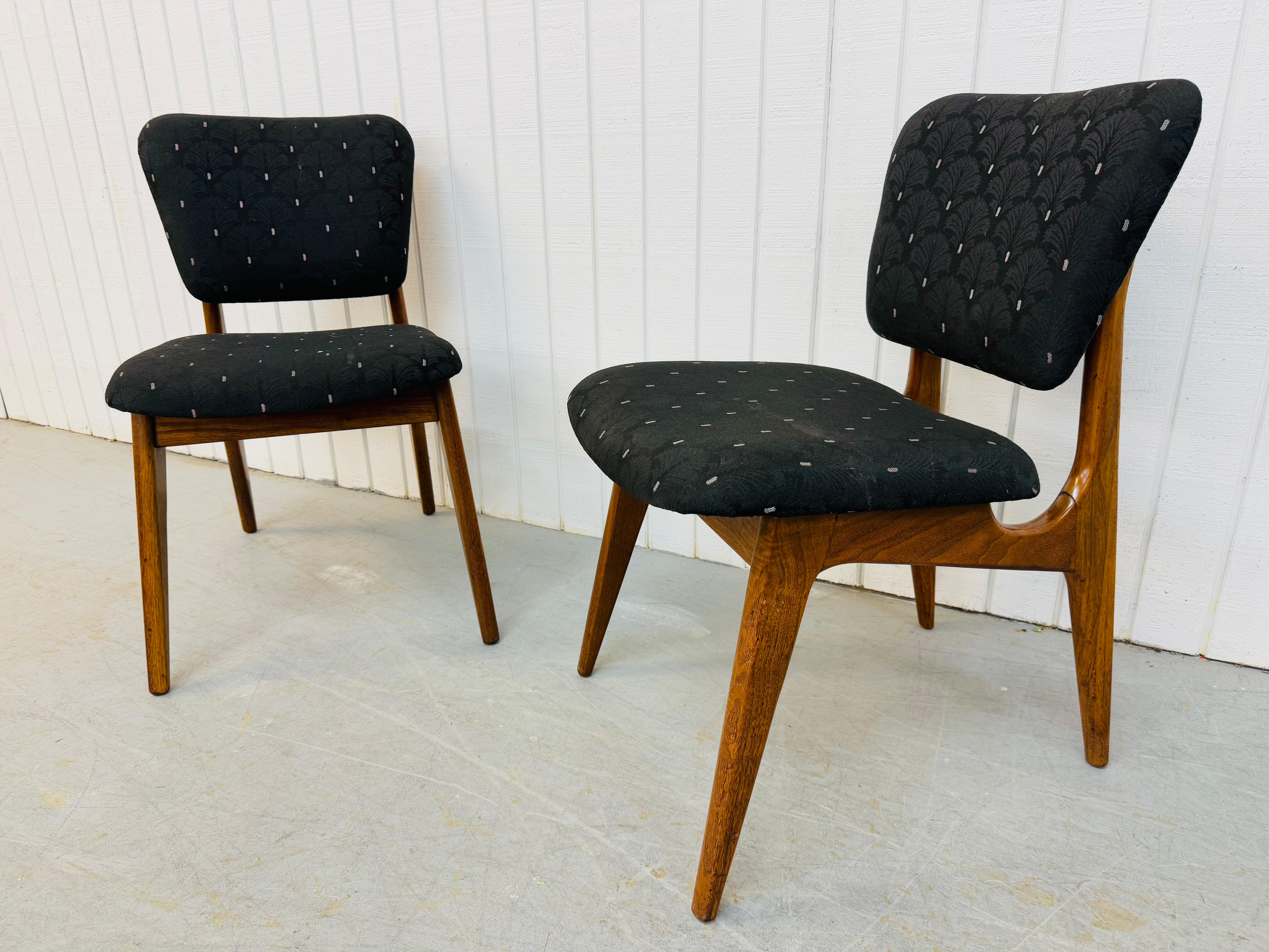 Mid-Century moderno Sedie laterali in legno di noce in stile Adrian Pearsall - Set di 2 in vendita