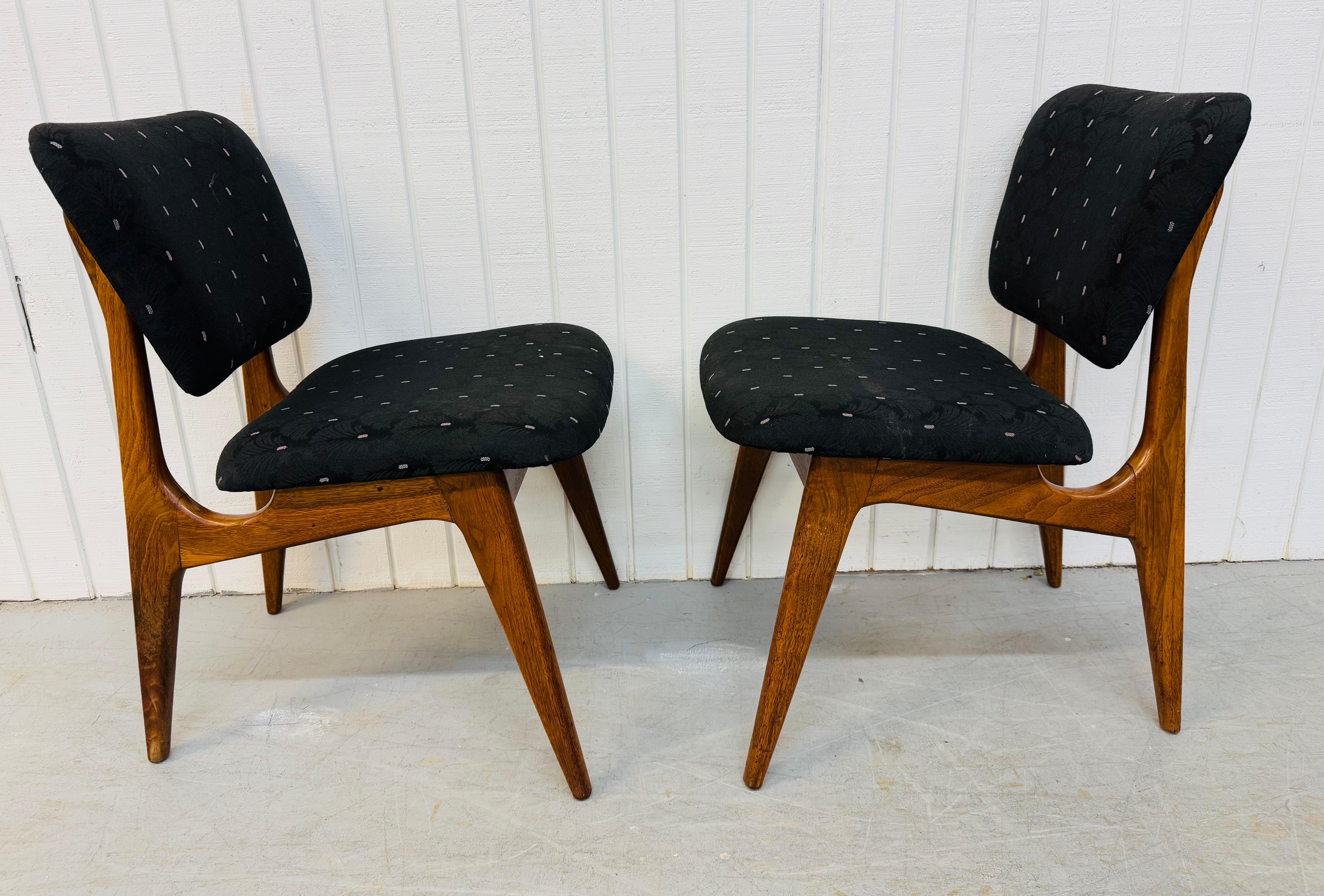 Americano Sedie laterali in legno di noce in stile Adrian Pearsall - Set di 2 in vendita