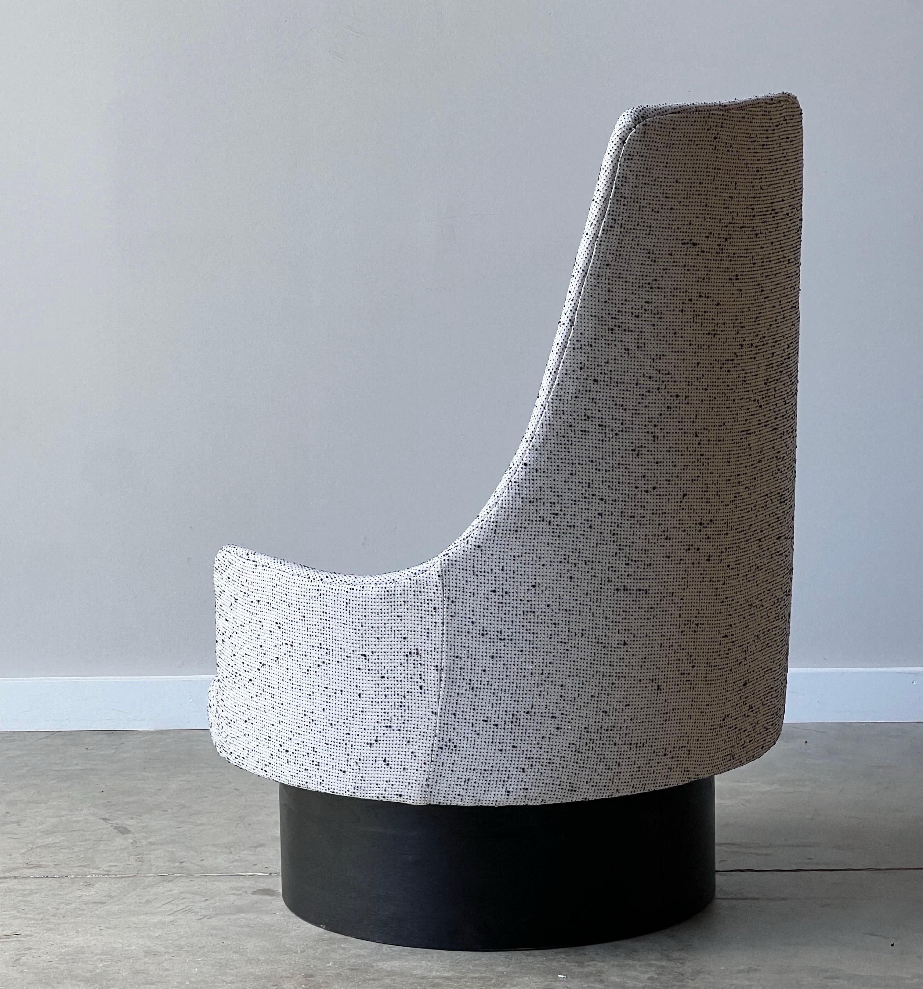 Salon pivotant du milieu du siècle, conçu par Adrian Pearsall pour Craft Associates. Ce salon est dynamique à tous points de vue. Assise arrondie avec accoudoirs arrondis qui s'inclinent confortablement. Le dossier haut épouse les contours et