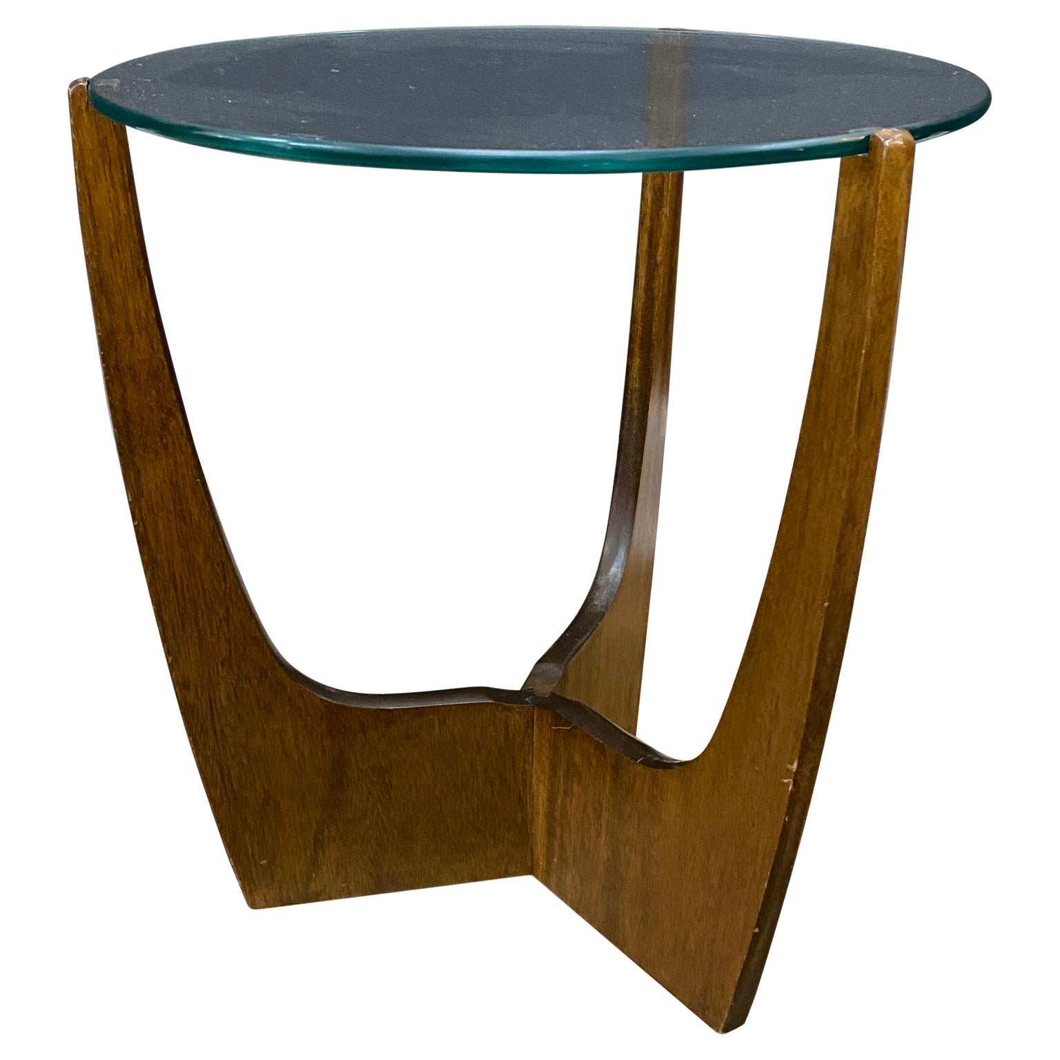 This Adrian Pearsall side table is in a sculptural walnut base with glass top that sits in notched arms. This Mid-Century Modern end table is a beautiful addition to any modern or eclectic interior.