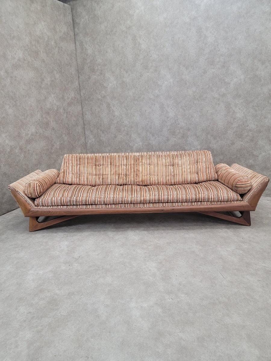 Vintage Mid Century Modern Adrian Gondola Sofa en noyer pour Craft Associates

Ce canapé emblématique d'Adrian Pearsall est réputé pour son design à la fois épuré et distinctif. Le cadre est fabriqué en bois de noyer robuste. La pièce est encore