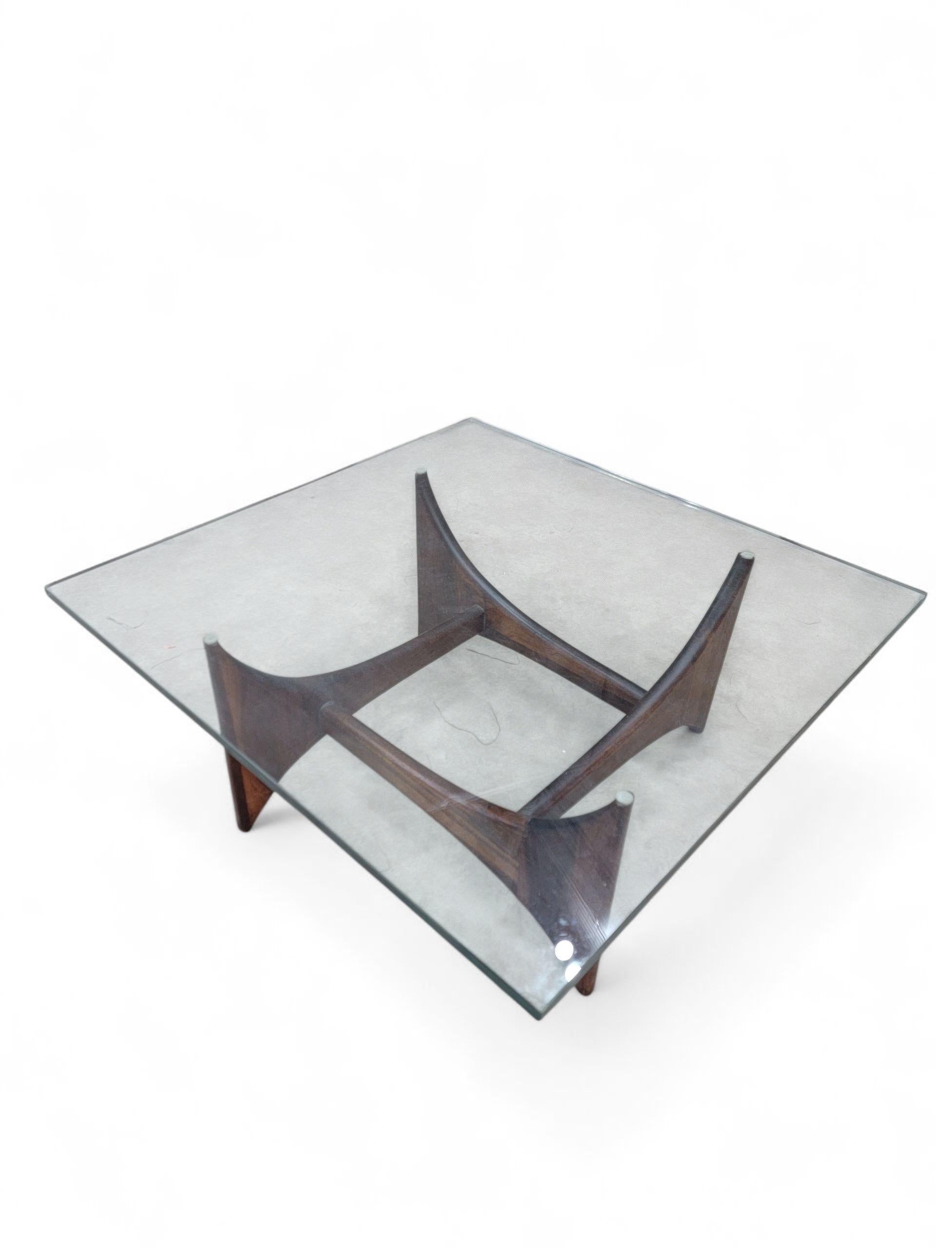 Mid-Century Modern Table basse à plateau en verre Adrian Pearsall, moderne du milieu du siècle dernier, en noyer, à base carrée en vente