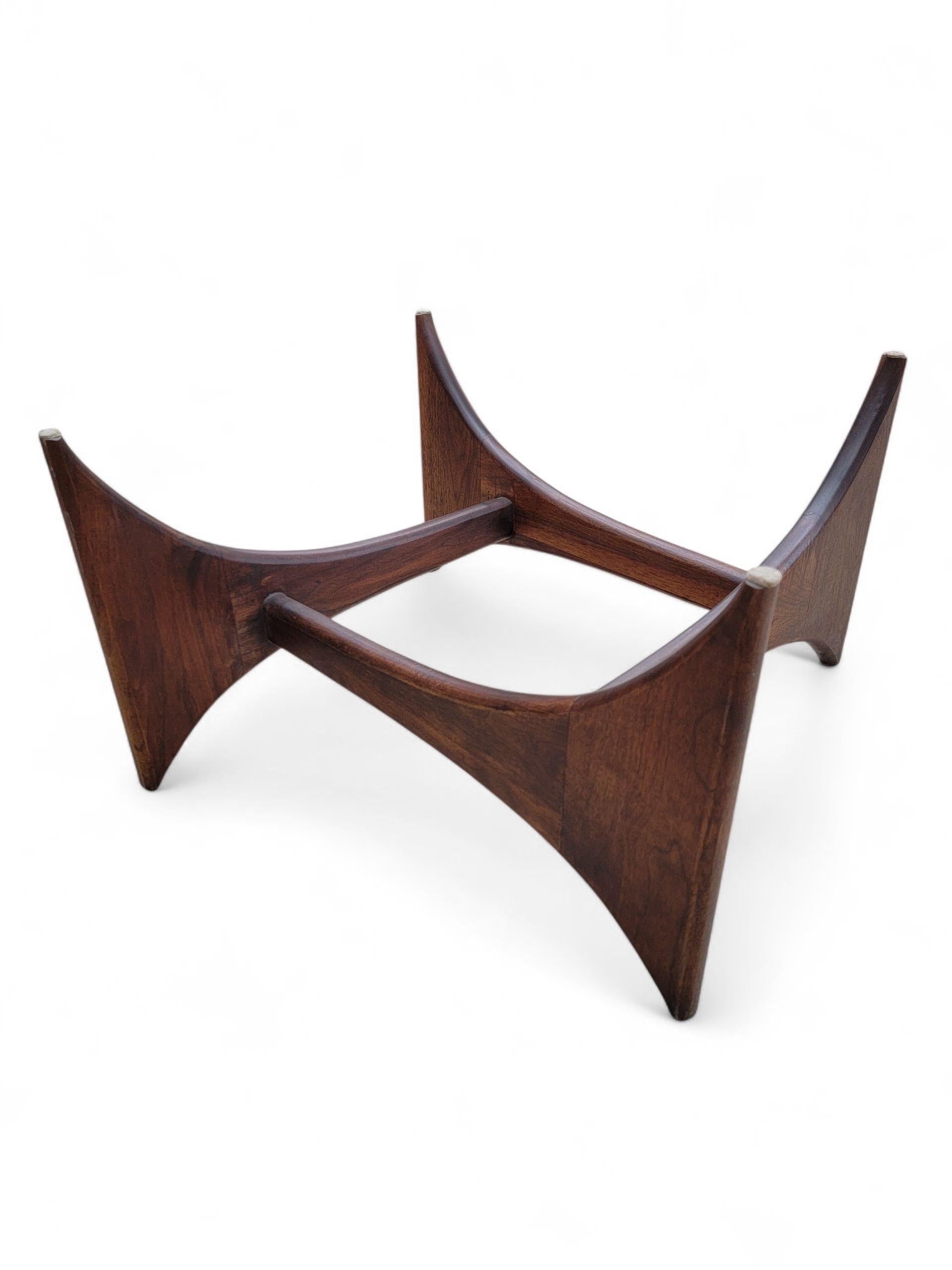 Table basse à plateau en verre Adrian Pearsall, moderne du milieu du siècle dernier, en noyer, à base carrée Bon état - En vente à Chicago, IL