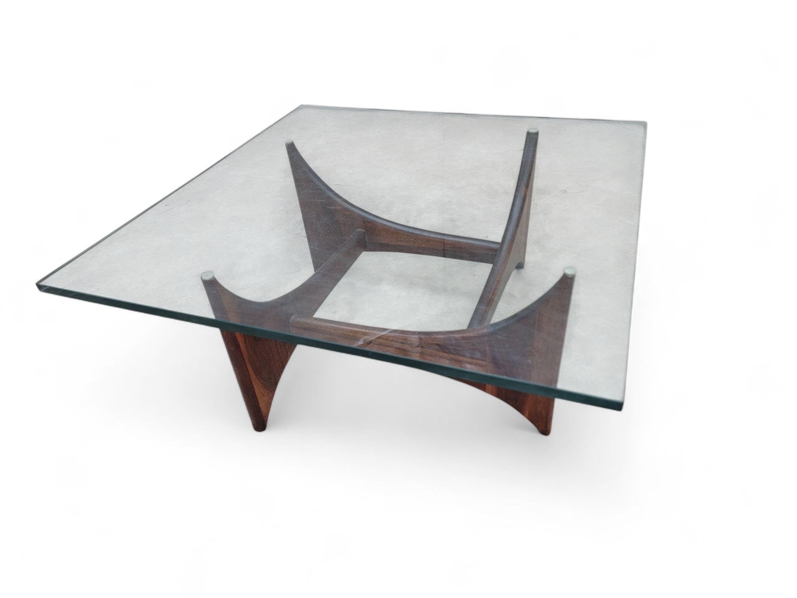 20ième siècle Table basse à plateau en verre Adrian Pearsall, moderne du milieu du siècle dernier, en noyer, à base carrée en vente