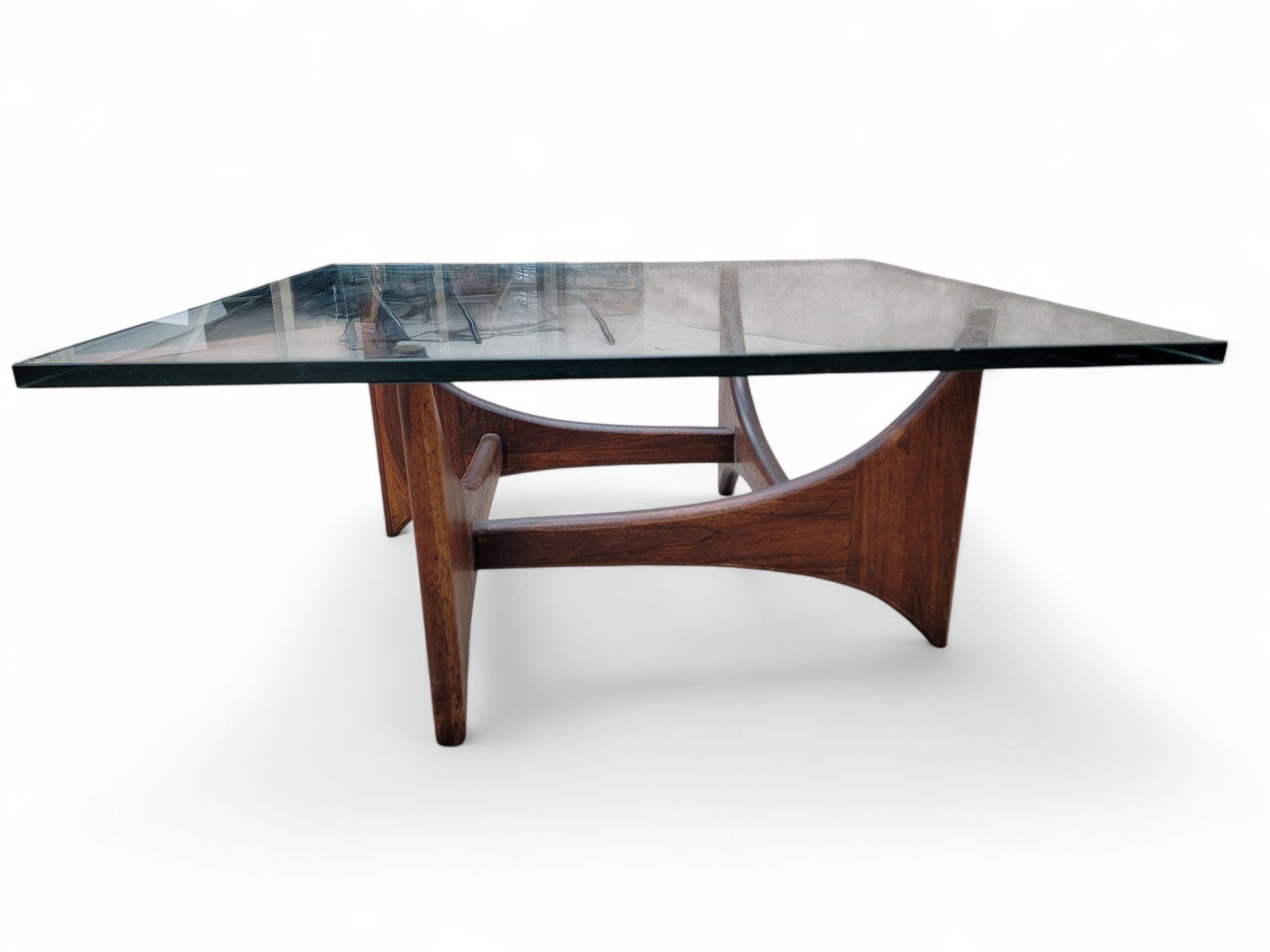Verre Table basse à plateau en verre Adrian Pearsall, moderne du milieu du siècle dernier, en noyer, à base carrée en vente