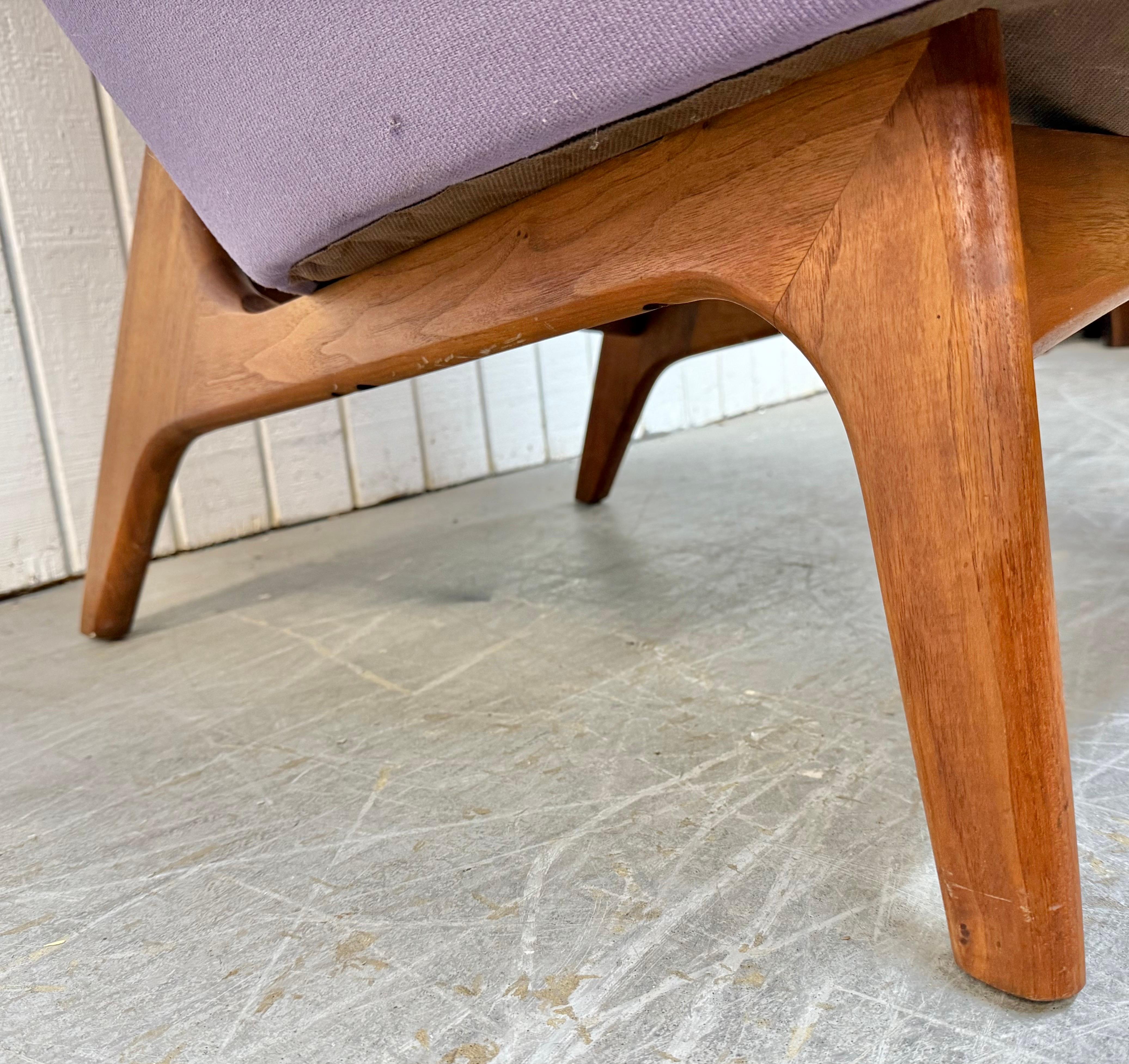Chaise à oreilles et ottoman en noyer Adrian Pearsall, moderne du milieu du siècle dernier en vente 8