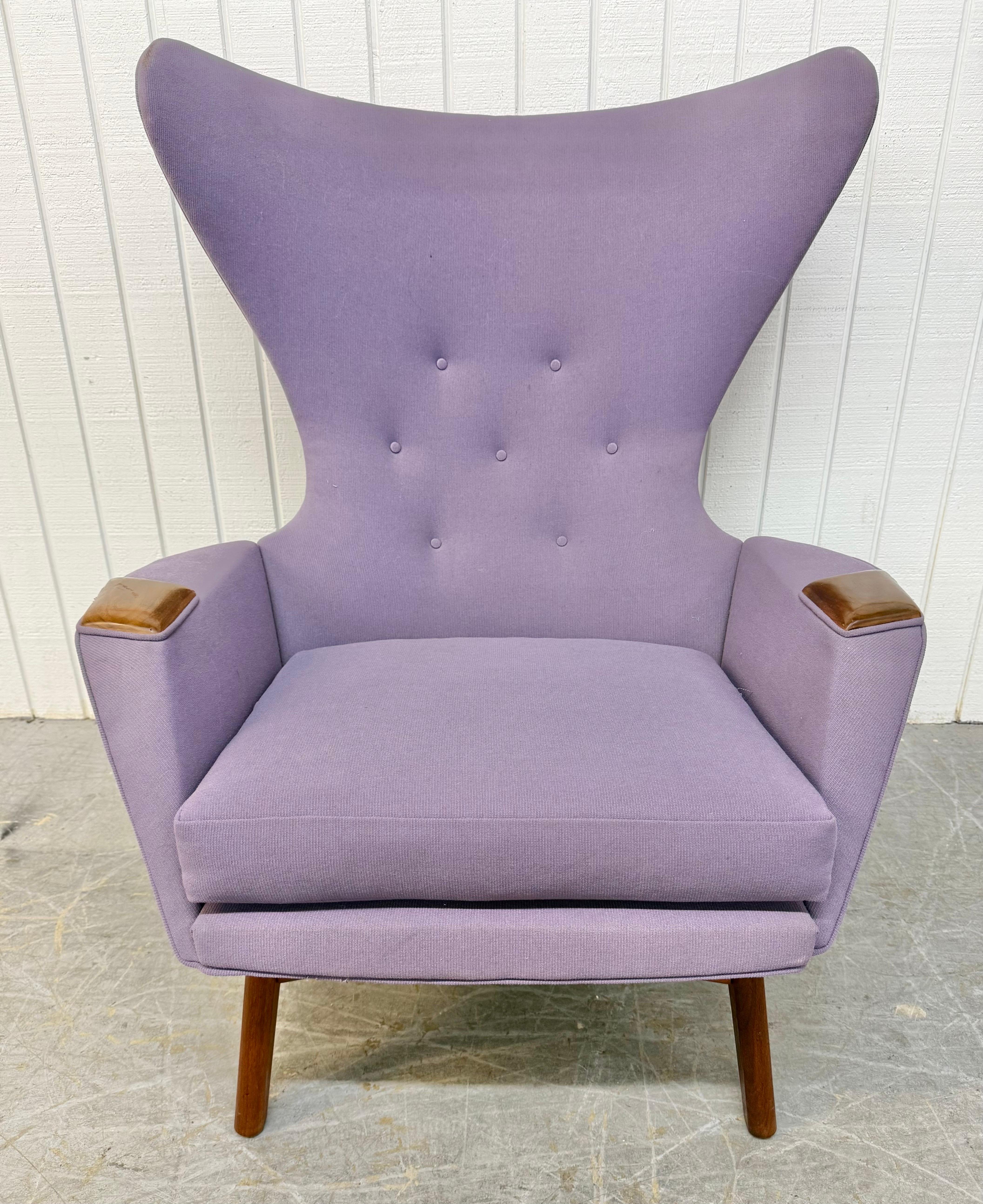 Cette annonce concerne un rare fauteuil à oreilles Adrian Pearsall de style moderne du milieu du siècle et un ottoman. Cette collection est composée d'un grand fauteuil à dossier arrondi, d'accoudoirs en noyer, de pieds modernes en noyer, d'un