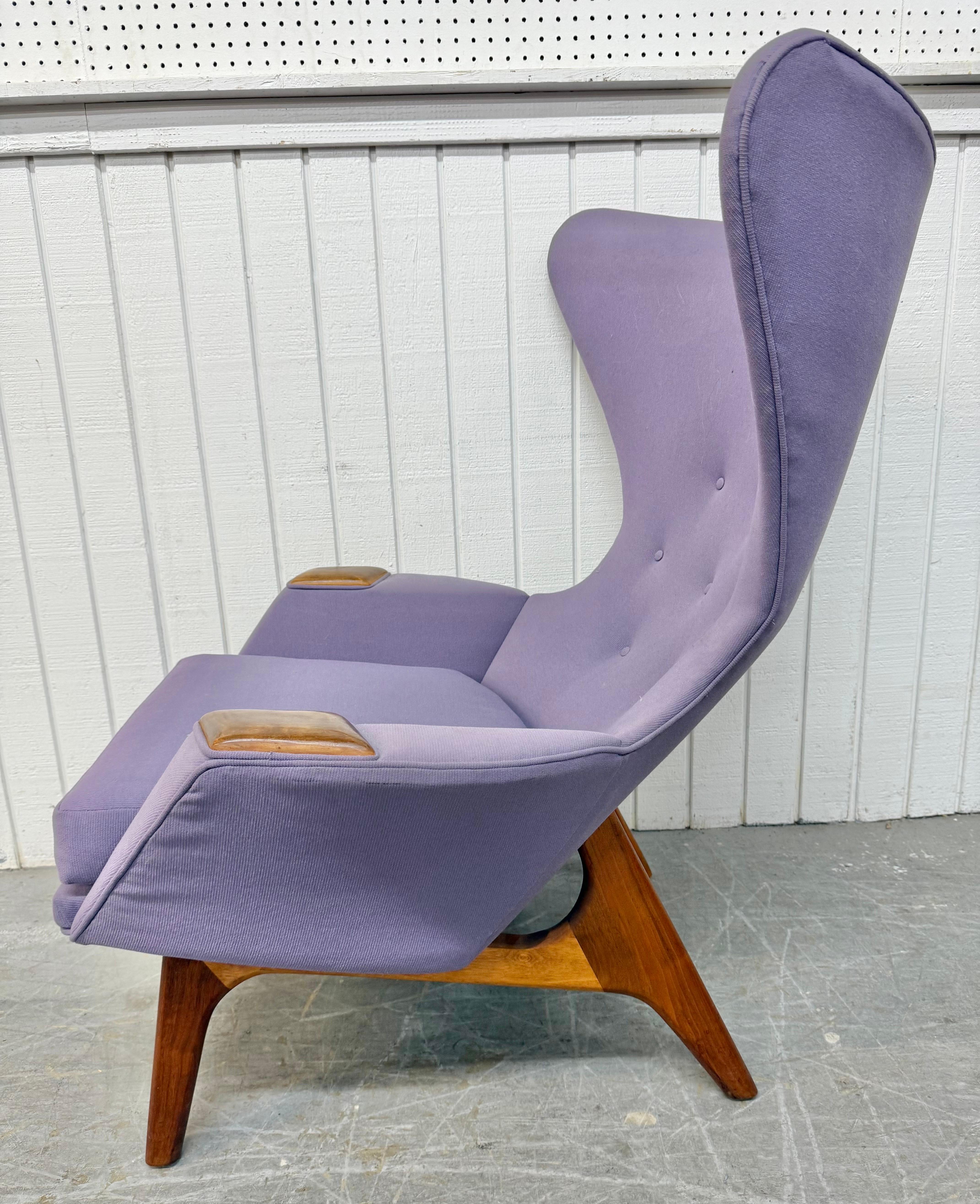 Bois Chaise à oreilles et ottoman en noyer Adrian Pearsall, moderne du milieu du siècle dernier en vente