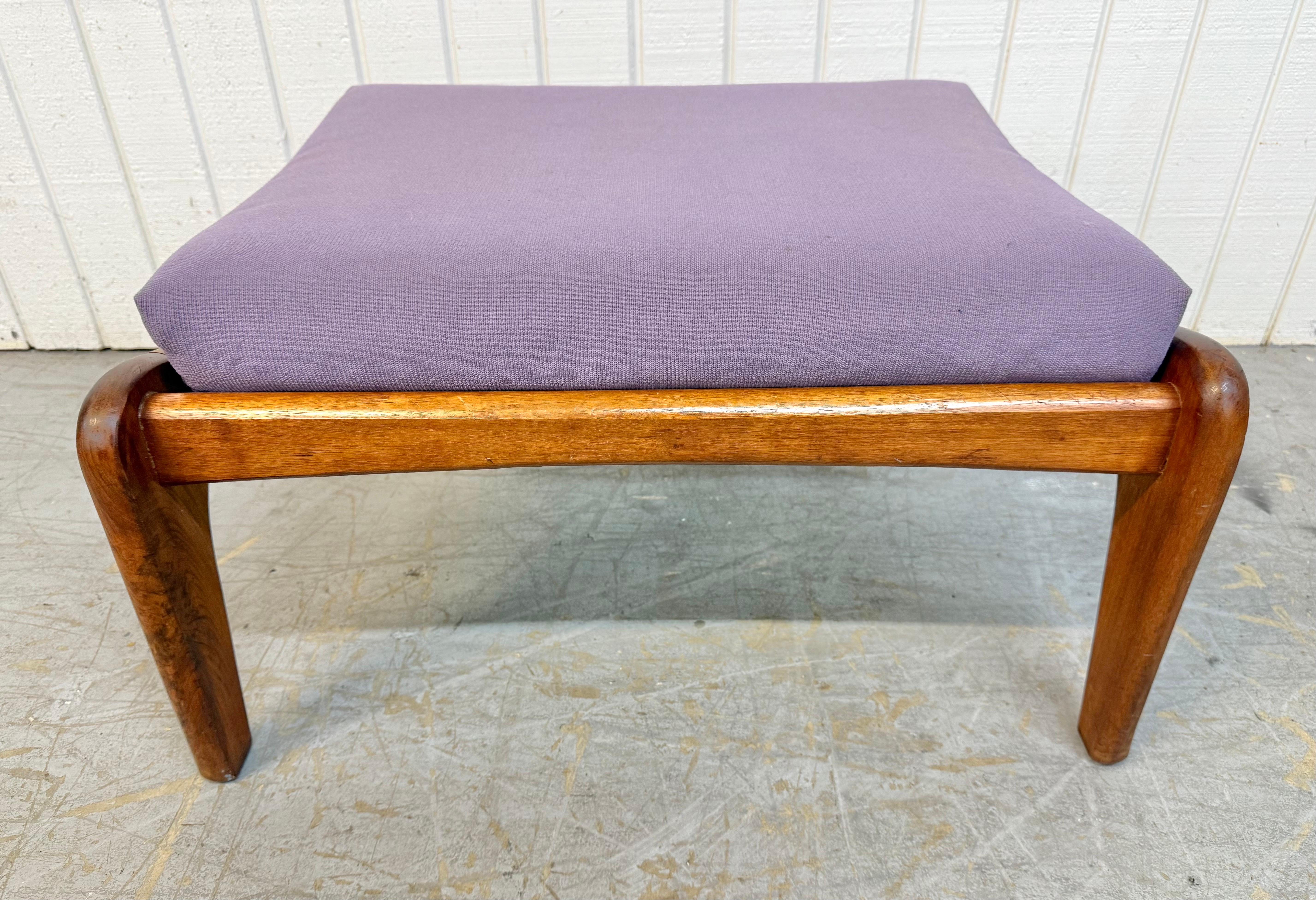 Chaise à oreilles et ottoman en noyer Adrian Pearsall, moderne du milieu du siècle dernier en vente 3