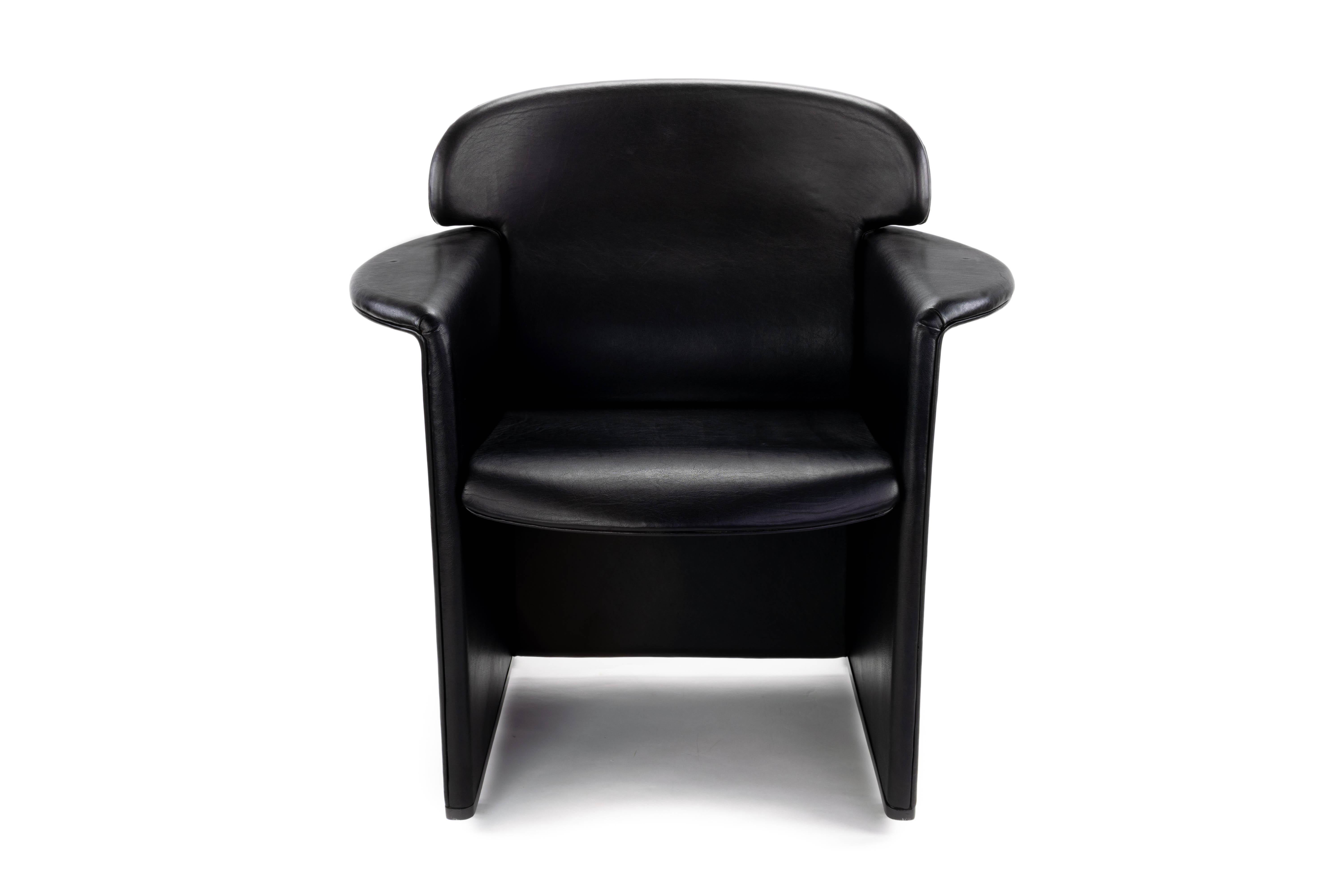 Armchair designed by Afra & Tobia Scarpa for B&B Italia. Upholstery in black leather in very good condition.
Measurements:
Height 84 cm
High Seat 46 cm
Width 79 cm
Depth 63 cm.